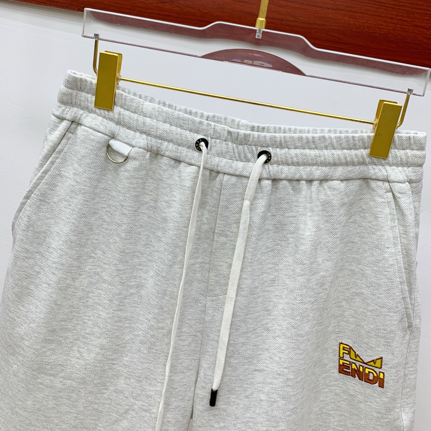 P芬迪2025春夏新款休闲短裤！官网同步发售。定制品牌经典LOGO，定制面料，舒适度极好，手触感强烈。辨