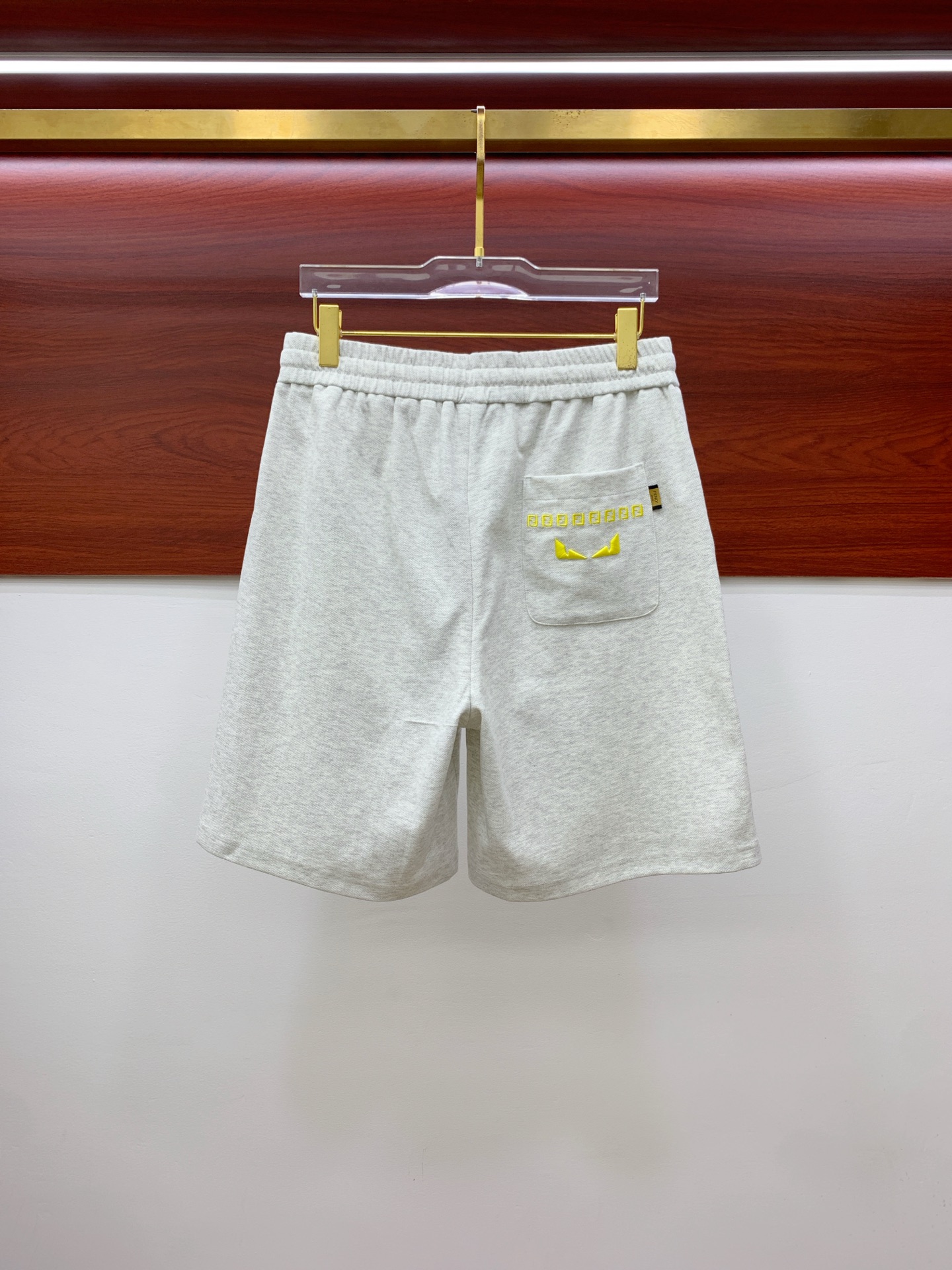 P芬迪2025春夏新款休闲短裤！官网同步发售。定制品牌经典LOGO，定制面料，舒适度极好，手触感强烈。辨