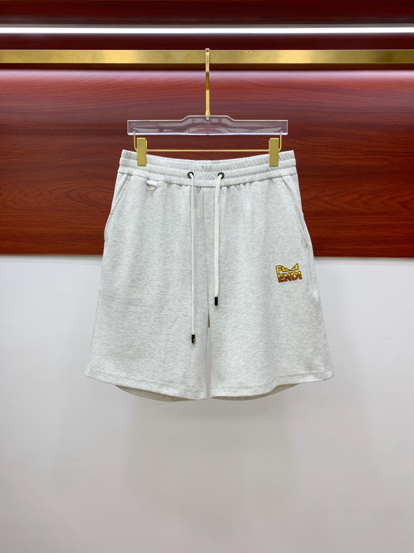 P芬迪2025春夏新款休闲短裤！官网同步发售。定制品牌经典LOGO，定制面料，舒适度极好，手触感强烈。辨