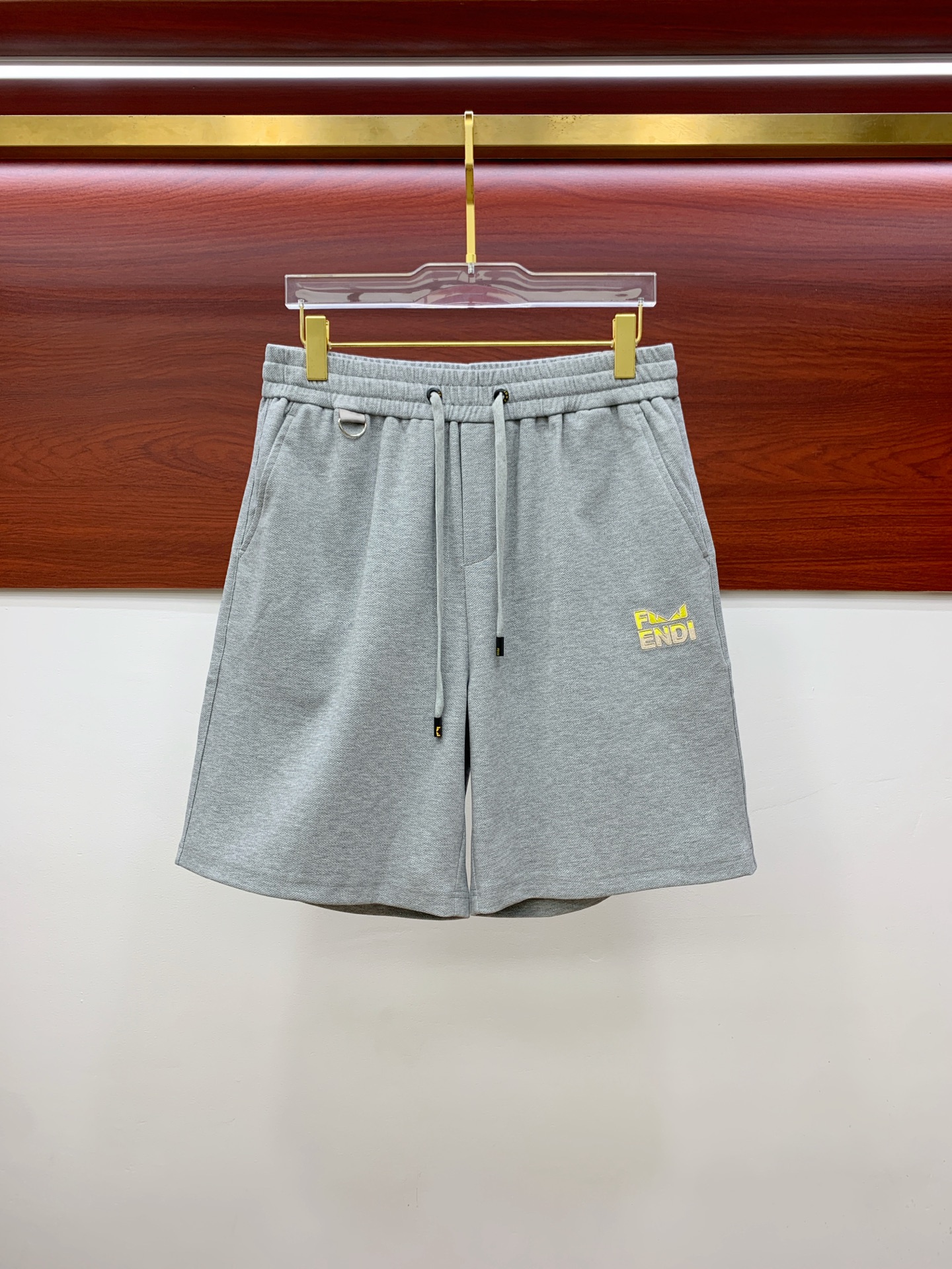 P芬迪2025春夏新款休闲短裤！官网同步发售。定制品牌经典LOGO，定制面料，舒适度极好，手触感强烈。辨