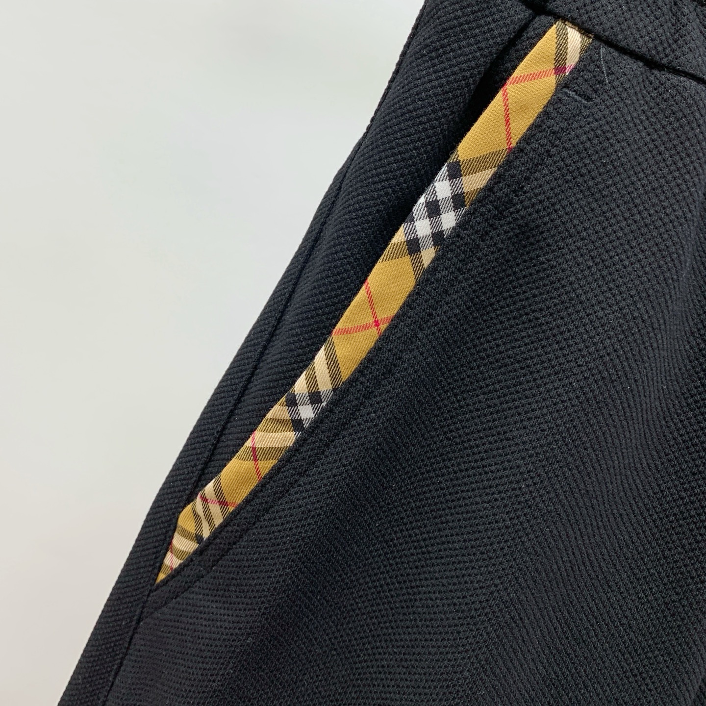 P巴宝莉2025春夏新款休闲短裤！官网同步发售。定制品牌经典LOGO，定制面料，舒适度极好，手触感强烈。