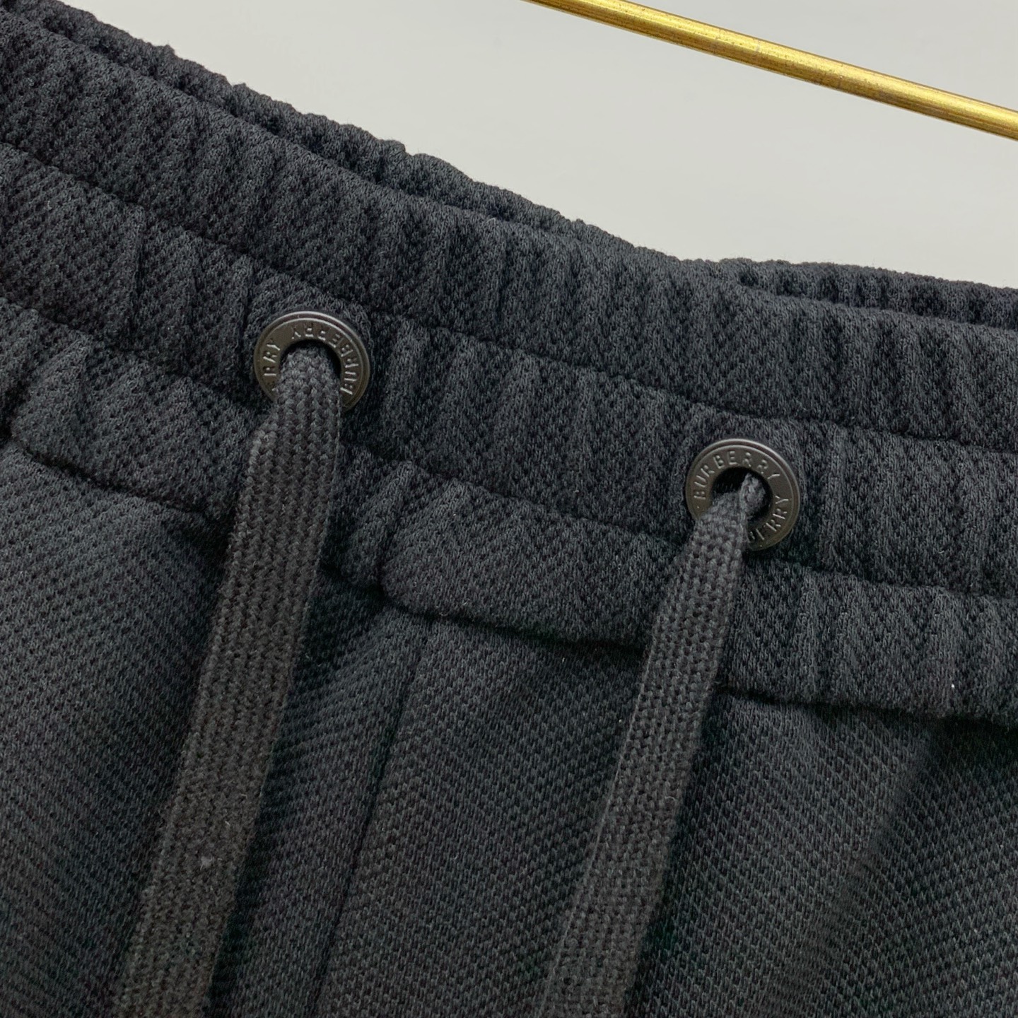 P巴宝莉2025春夏新款休闲短裤！官网同步发售。定制品牌经典LOGO，定制面料，舒适度极好，手触感强烈。