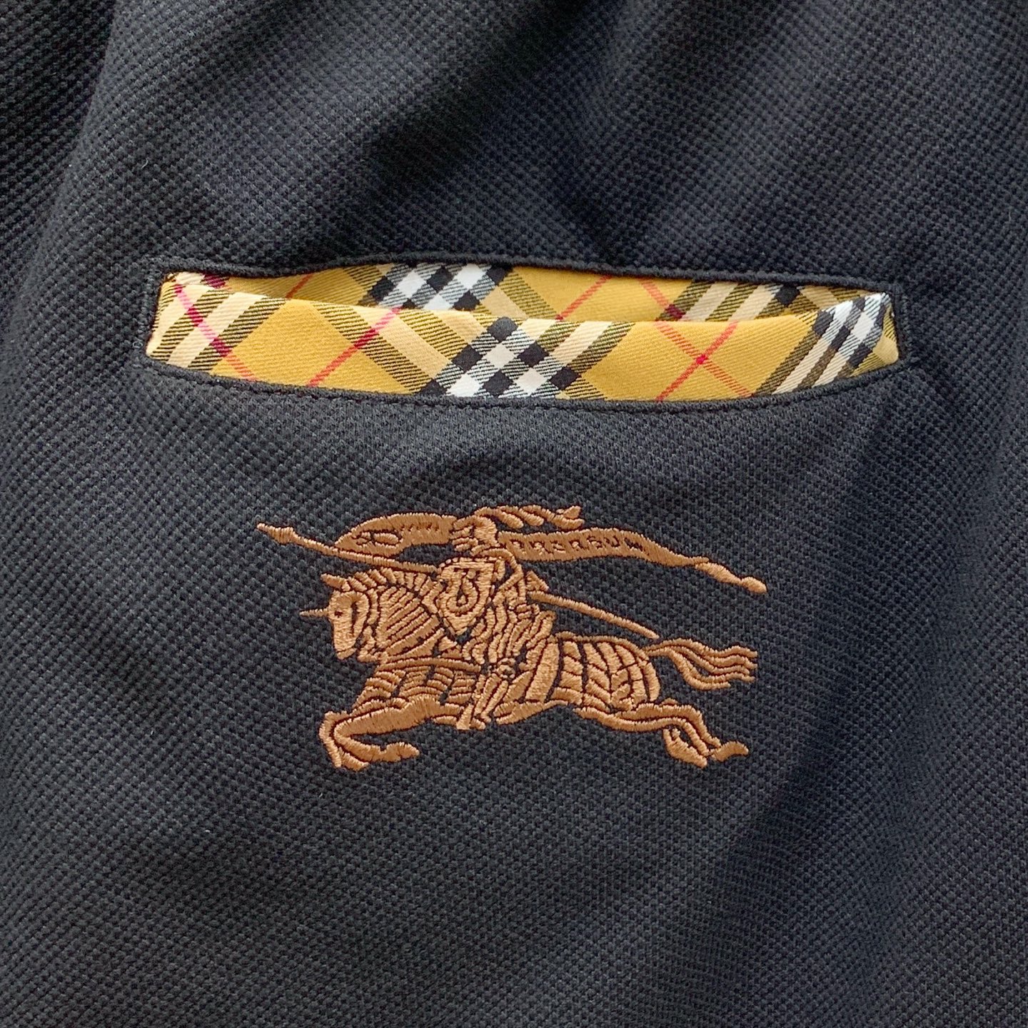 P巴宝莉2025春夏新款休闲短裤！官网同步发售。定制品牌经典LOGO，定制面料，舒适度极好，手触感强烈。