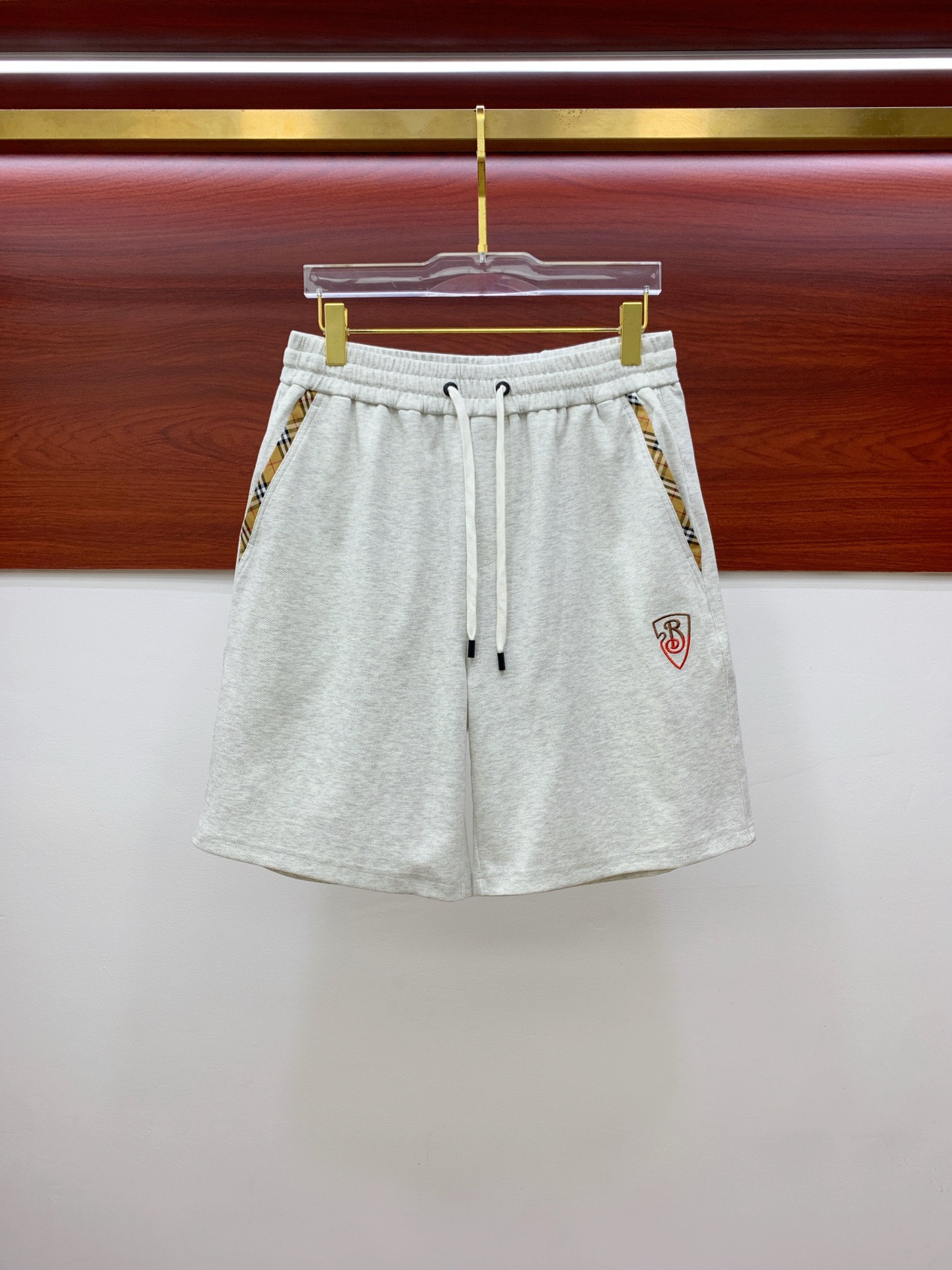 P巴宝莉2025春夏新款休闲短裤！官网同步发售。定制品牌经典LOGO，定制面料，舒适度极好，手触感强烈。