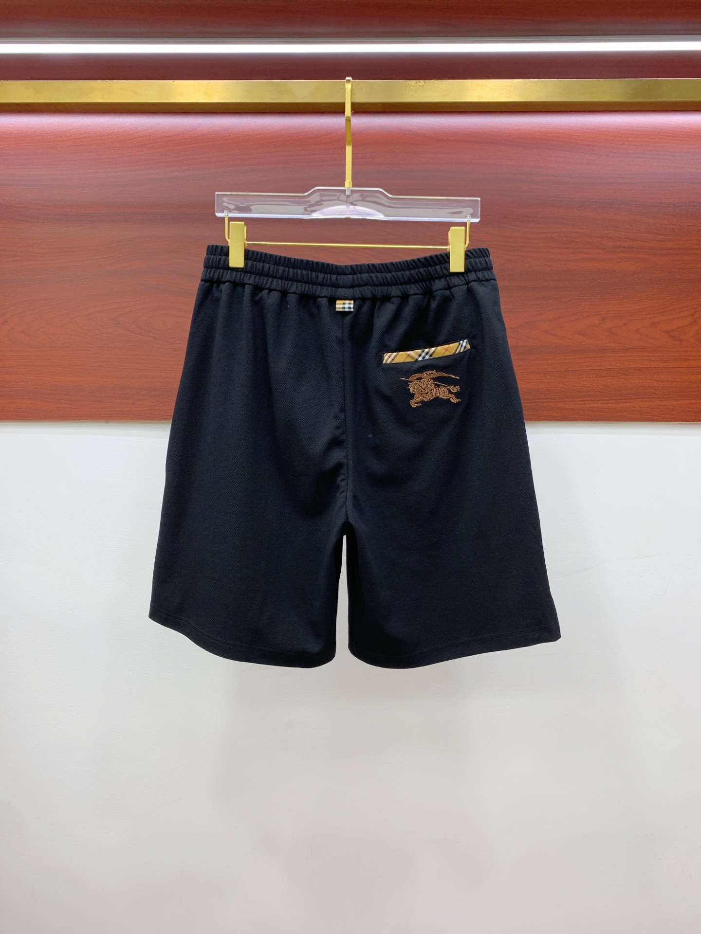 P巴宝莉2025春夏新款休闲短裤！官网同步发售。定制品牌经典LOGO，定制面料，舒适度极好，手触感强烈。