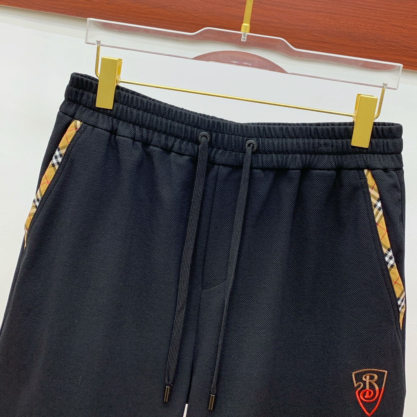 P巴宝莉2025春夏新款休闲短裤！官网同步发售。定制品牌经典LOGO，定制面料，舒适度极好，手触感强烈。