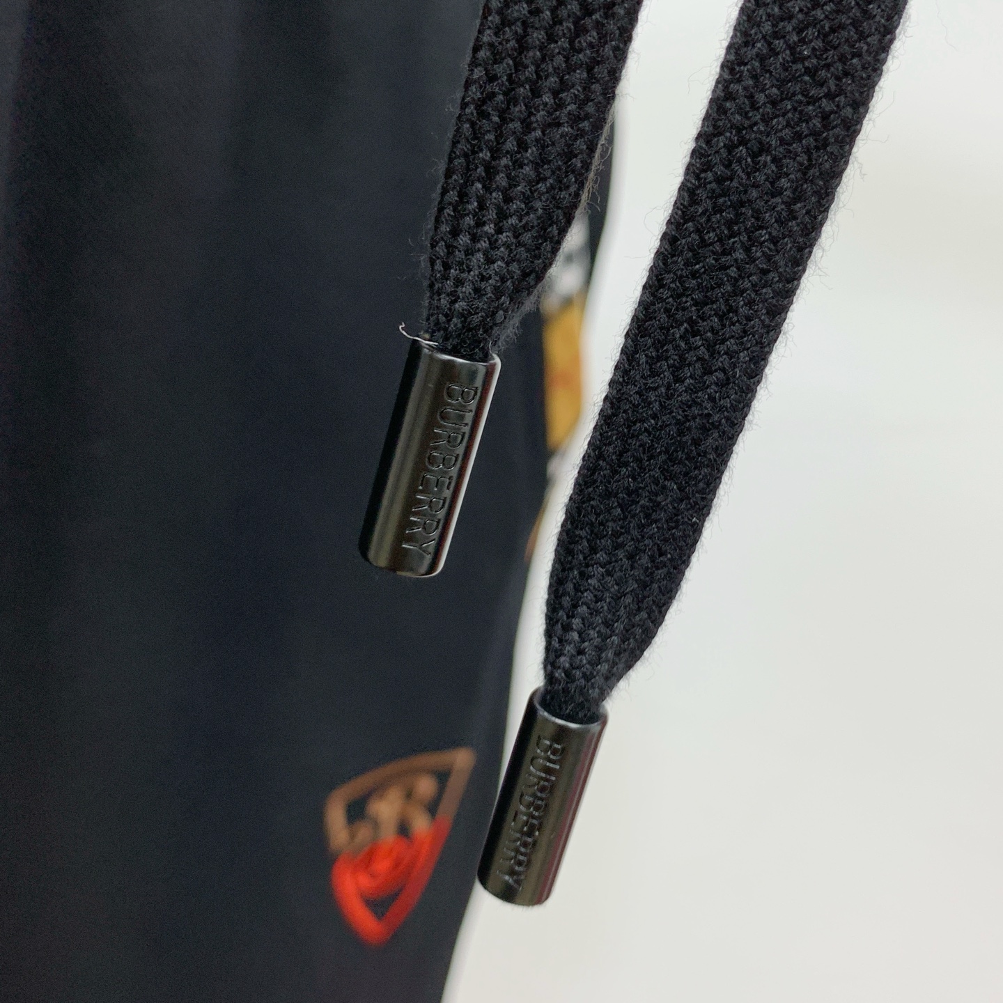 P巴宝莉2025春夏新款休闲短裤！官网同步发售。定制品牌经典LOGO，定制面料，舒适度极好，手触感强烈。