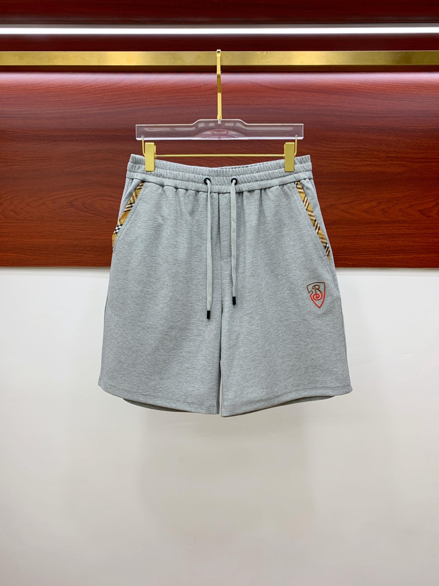 P巴宝莉2025春夏新款休闲短裤！官网同步发售。定制品牌经典LOGO，定制面料，舒适度极好，手触感强烈。