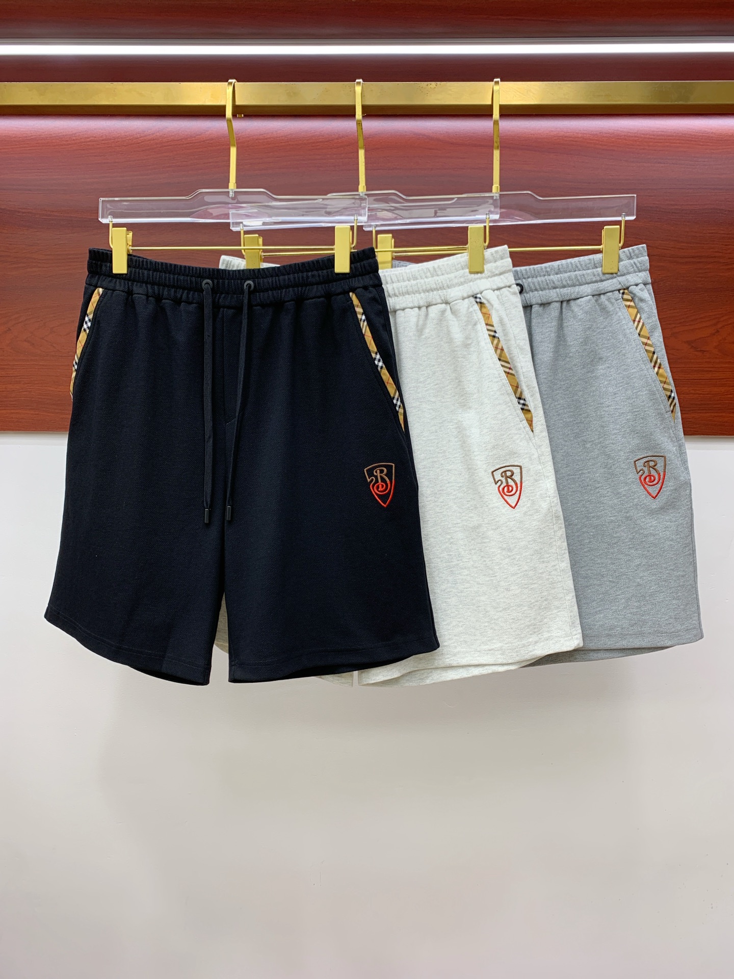 NO:455458,Burberry's new spring and summer 2025 casual shorts!  The official website is released simultaneously. Customized brand classic logo, customized fabric, excellent comfort, strong hand touch. Extremely recognizable, perfect quality craftsmanship. Size M-3Xl, burberry, shorts, alexander wang19860909巴宝莉2025春夏新款休闲短裤！官网同步发售.定制品牌经典LOGO,定制面料,舒适度极好,手触感强烈.辨识度极高,完美品相工艺. 尺码M-3Xl,,burberry,shorts,alexander wang,Men's clothing