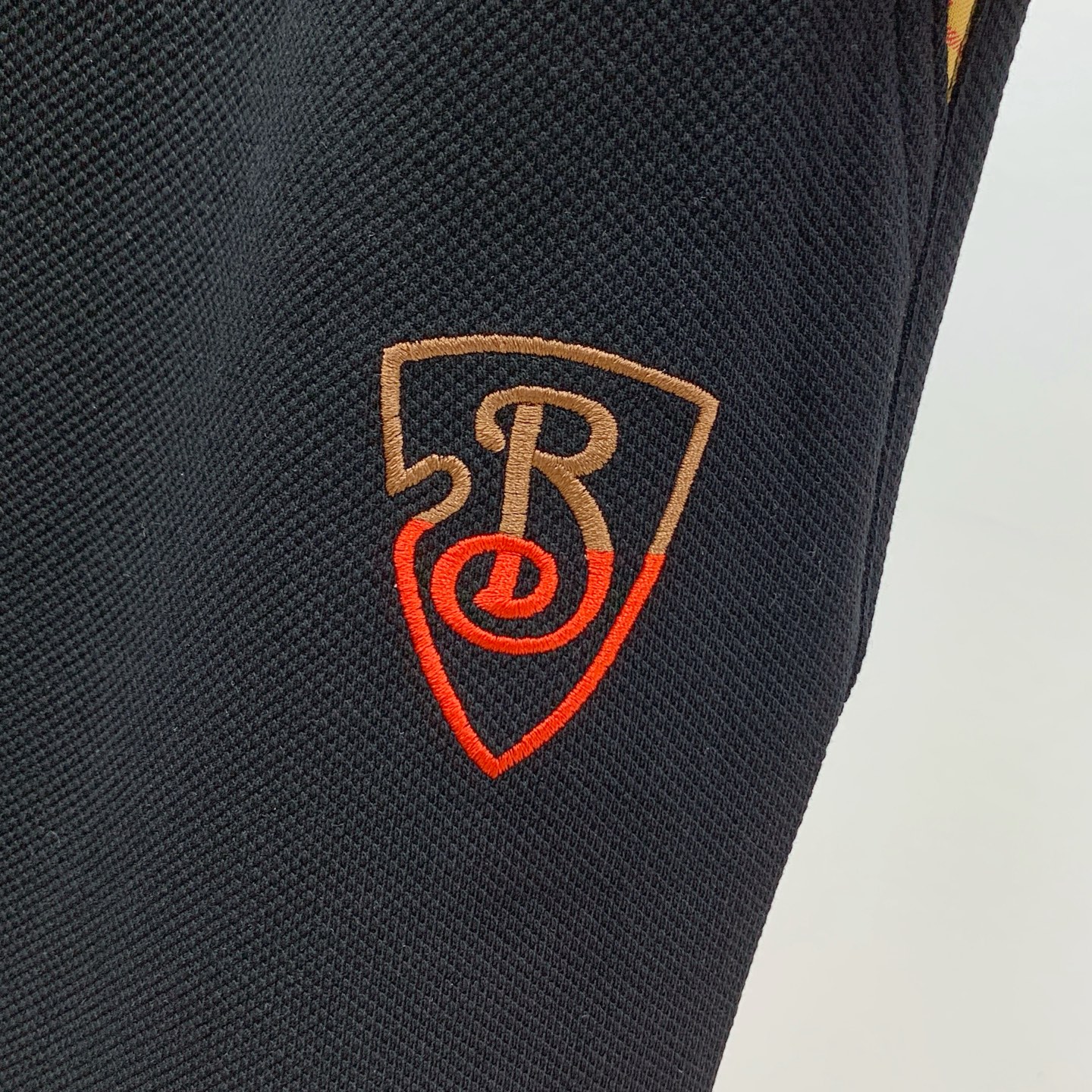 P巴宝莉2025春夏新款休闲短裤！官网同步发售。定制品牌经典LOGO，定制面料，舒适度极好，手触感强烈。