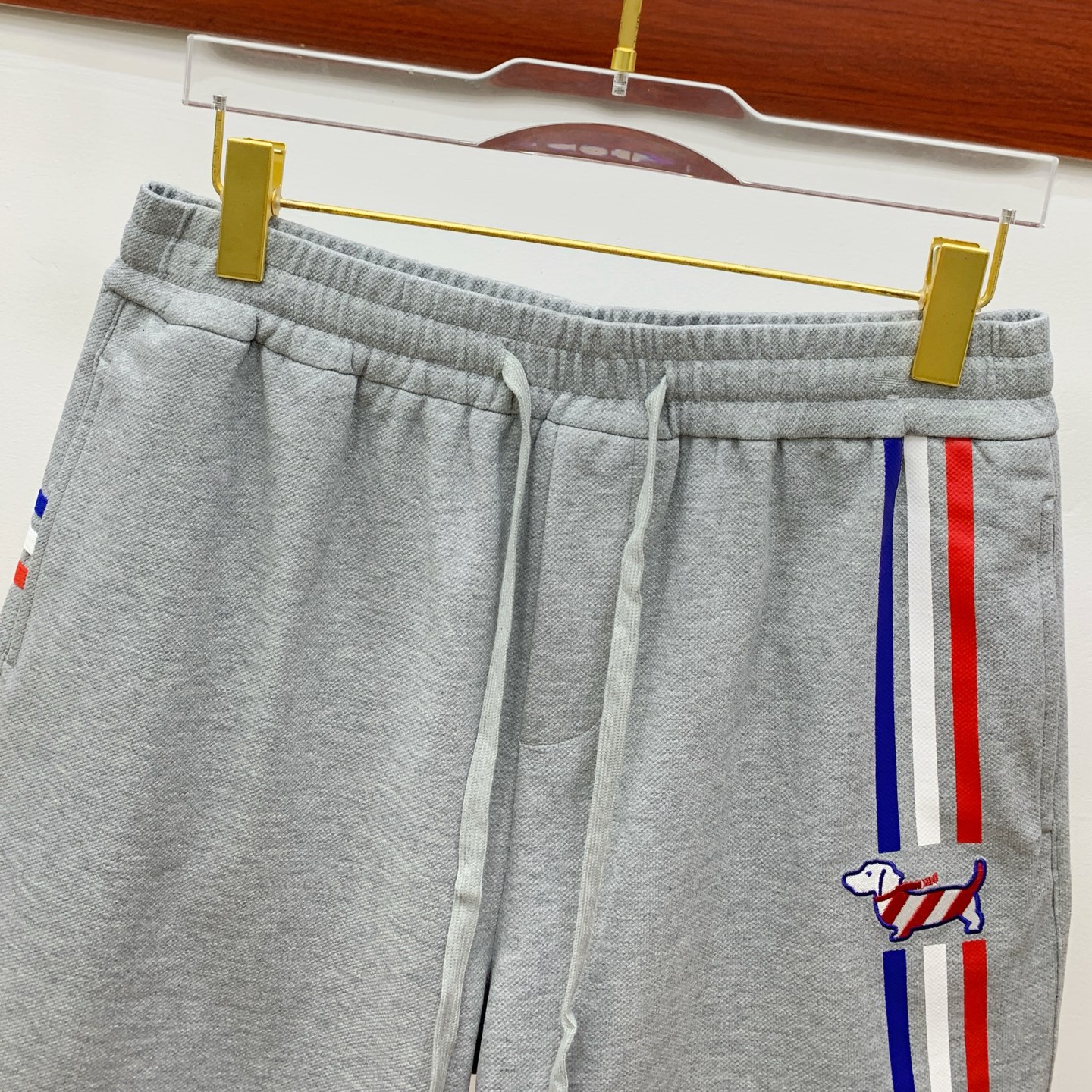 PTB2025春夏新款休闲短裤！官网同步发售。定制品牌经典LOGO，定制面料，舒适度极好，手触感强烈。辨