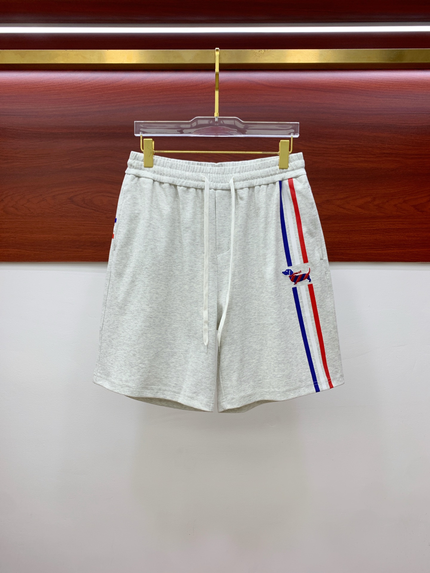 PTB2025春夏新款休闲短裤！官网同步发售。定制品牌经典LOGO，定制面料，舒适度极好，手触感强烈。辨