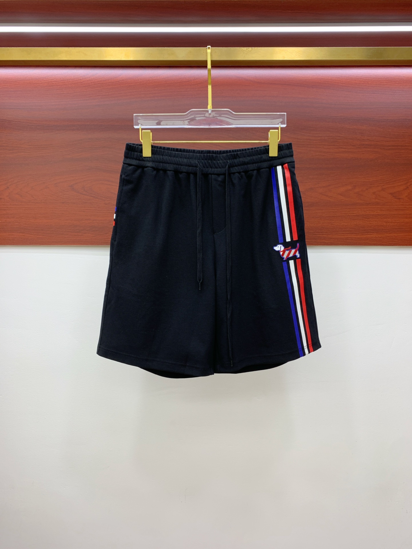 PTB2025春夏新款休闲短裤！官网同步发售。定制品牌经典LOGO，定制面料，舒适度极好，手触感强烈。辨