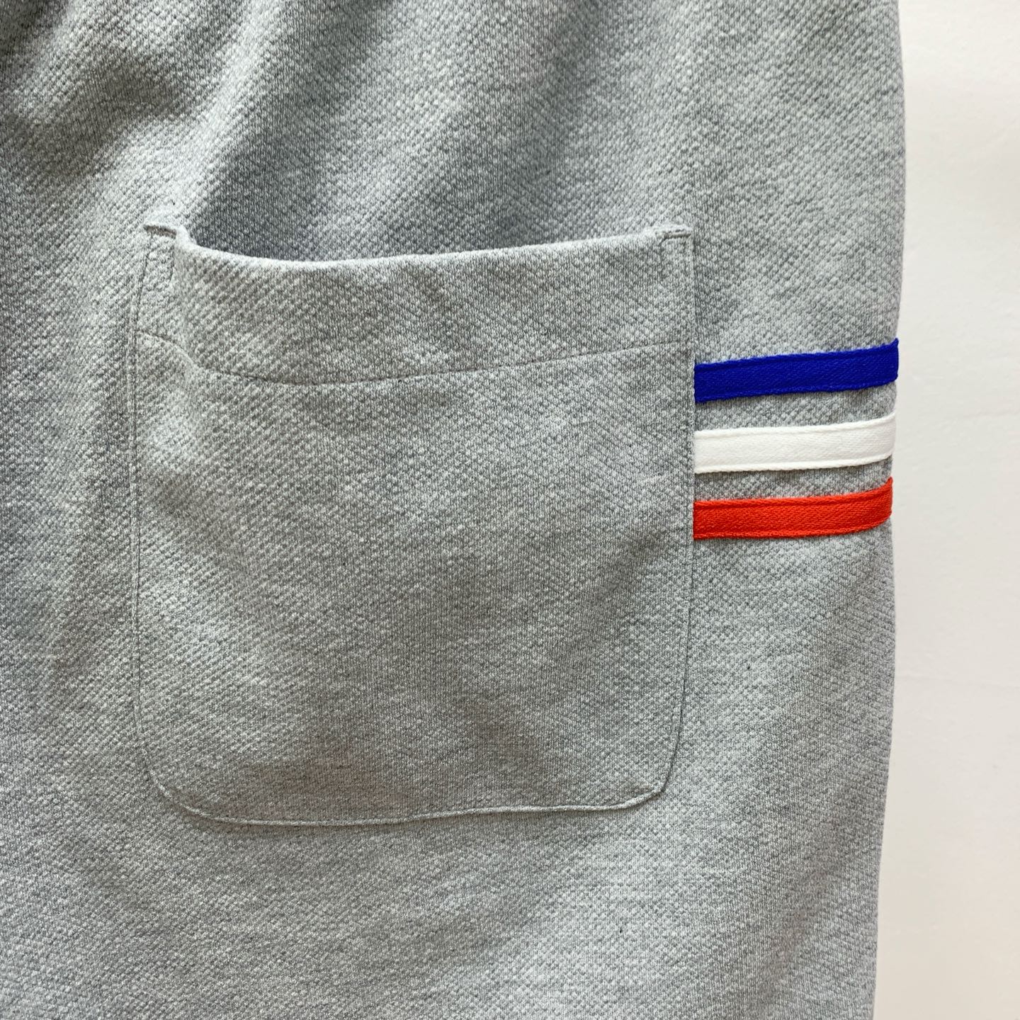 PTB2025春夏新款休闲短裤！官网同步发售。定制品牌经典LOGO，定制面料，舒适度极好，手触感强烈。辨