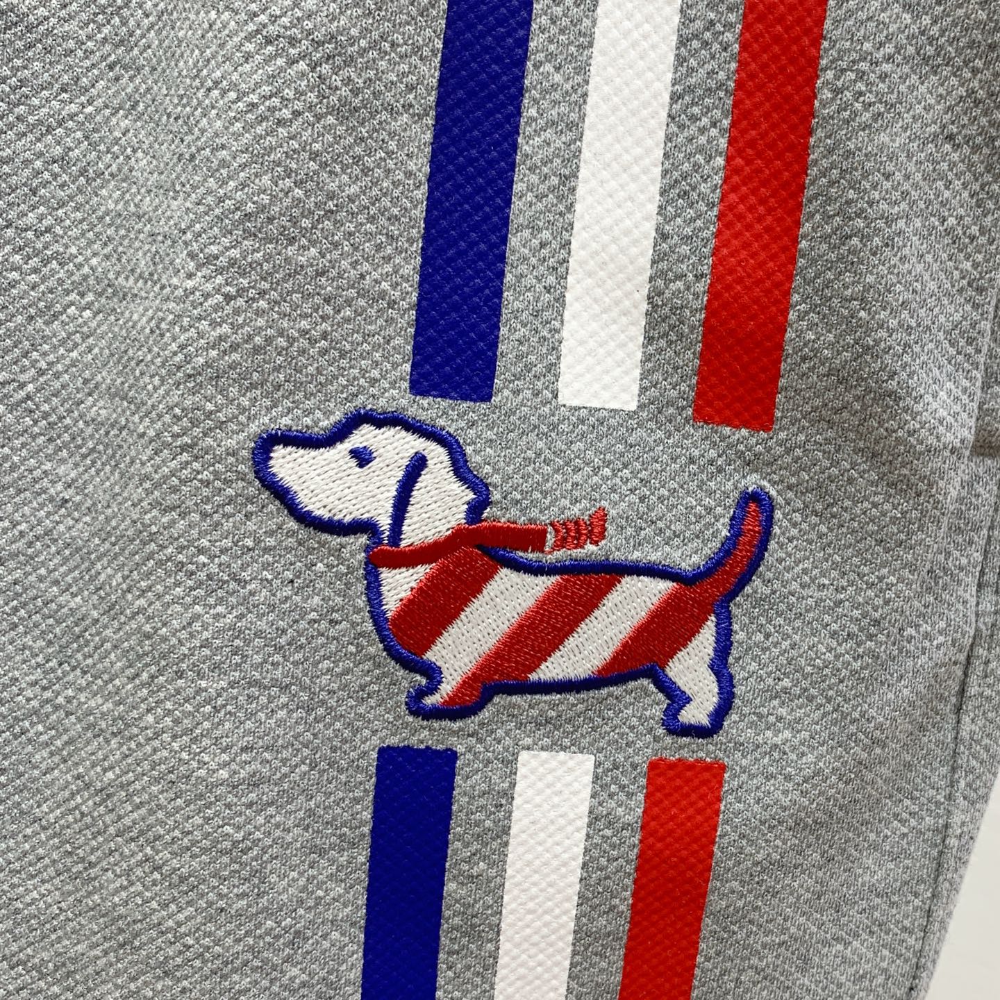 PTB2025春夏新款休闲短裤！官网同步发售。定制品牌经典LOGO，定制面料，舒适度极好，手触感强烈。辨