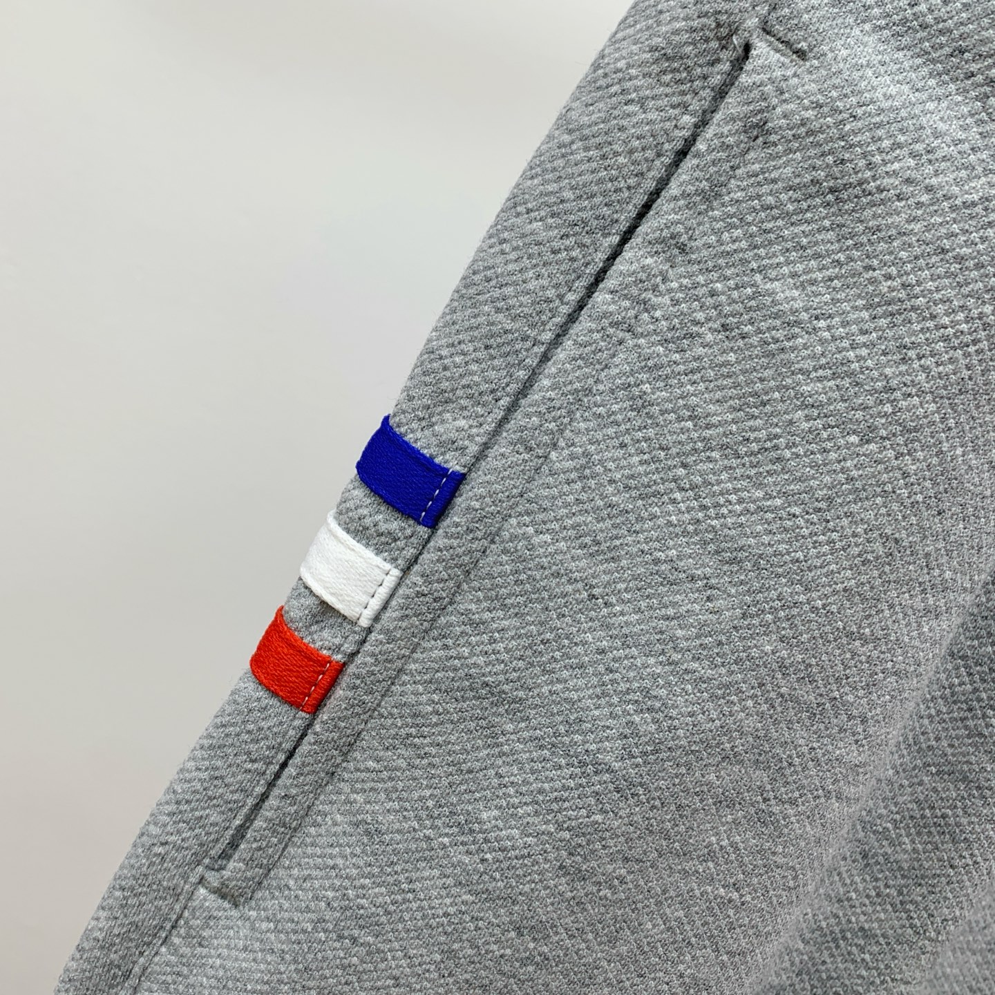 PTB2025春夏新款休闲短裤！官网同步发售。定制品牌经典LOGO，定制面料，舒适度极好，手触感强烈。辨