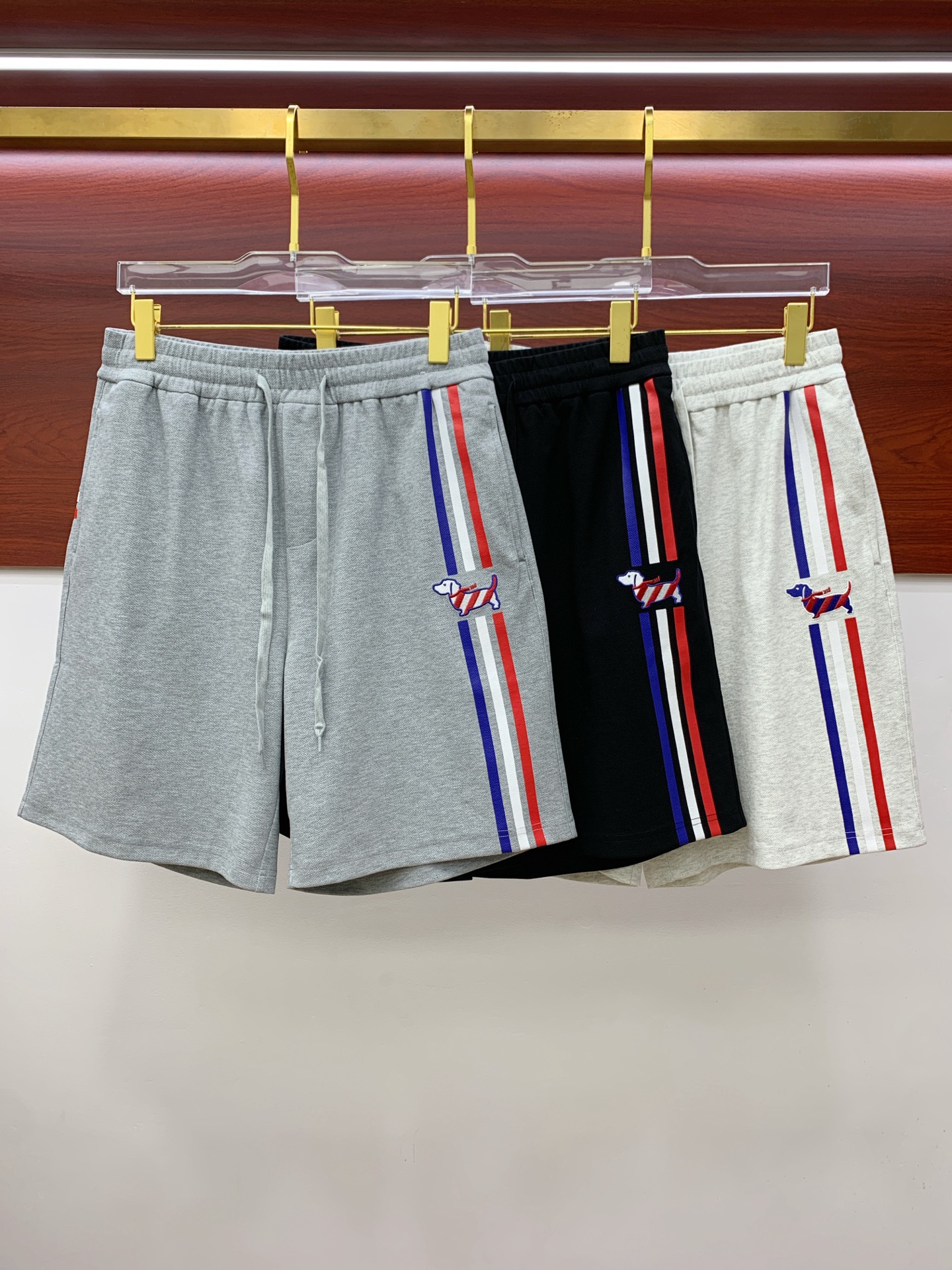 NO:455463,TB2025 spring and summer new casual shorts!  The official website is released simultaneously. Customized brand classic logo, customized fabric, excellent comfort, strong hand touch. Extremely recognizable, perfect quality craftsmanship. Size M-3XL, shorts, alexander wang19860909TB2025春夏新款休闲短裤！官网同步发售.定制品牌经典LOGO,定制面料,舒适度极好,手触感强烈.辨识度极高,完美品相工艺. 尺码M-3XL,,shorts,alexander wang,Men's clothing