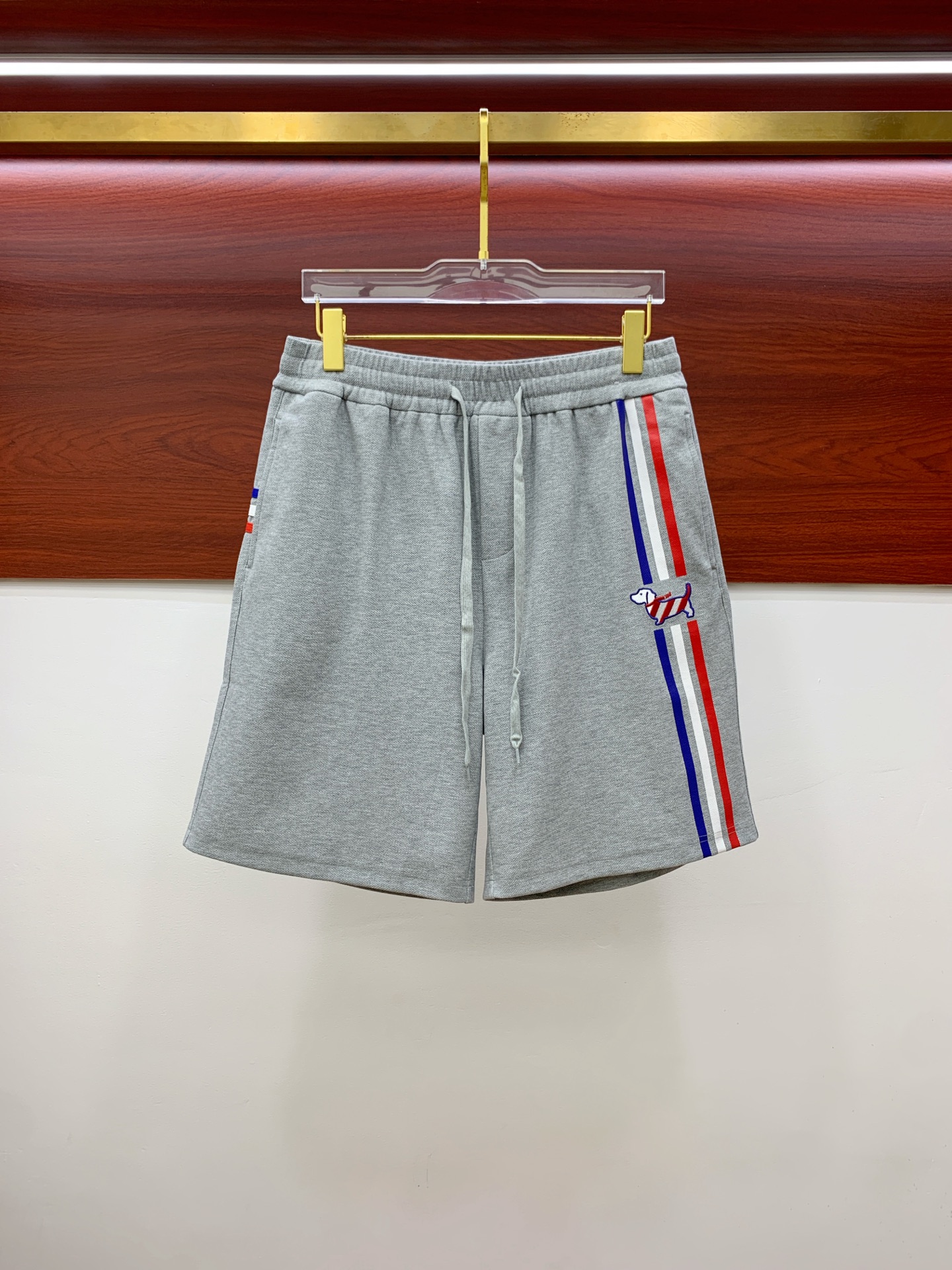 PTB2025春夏新款休闲短裤！官网同步发售。定制品牌经典LOGO，定制面料，舒适度极好，手触感强烈。辨