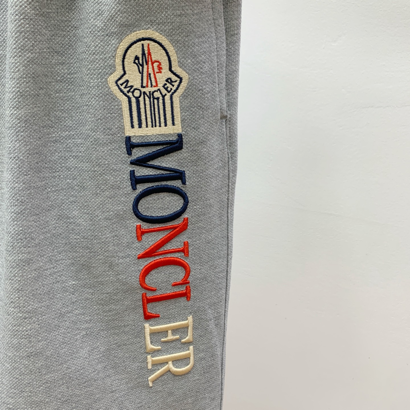 P蒙口2025春夏新款休闲短裤！官网同步发售。定制品牌经典LOGO，定制面料，舒适度极好，手触感强烈。辨