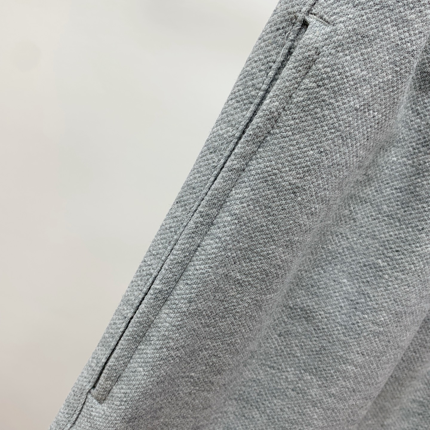 P蒙口2025春夏新款休闲短裤！官网同步发售。定制品牌经典LOGO，定制面料，舒适度极好，手触感强烈。辨