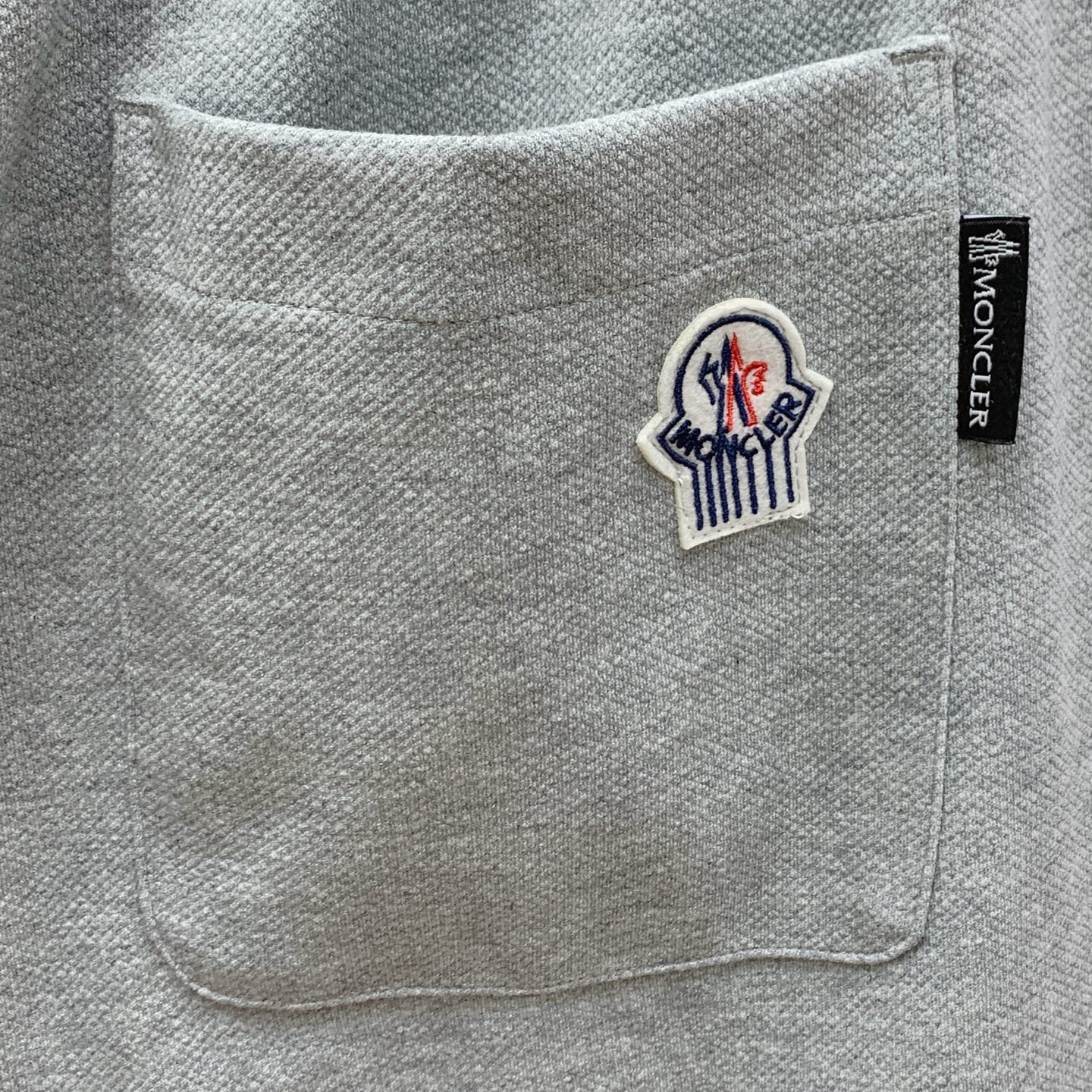 P蒙口2025春夏新款休闲短裤！官网同步发售。定制品牌经典LOGO，定制面料，舒适度极好，手触感强烈。辨