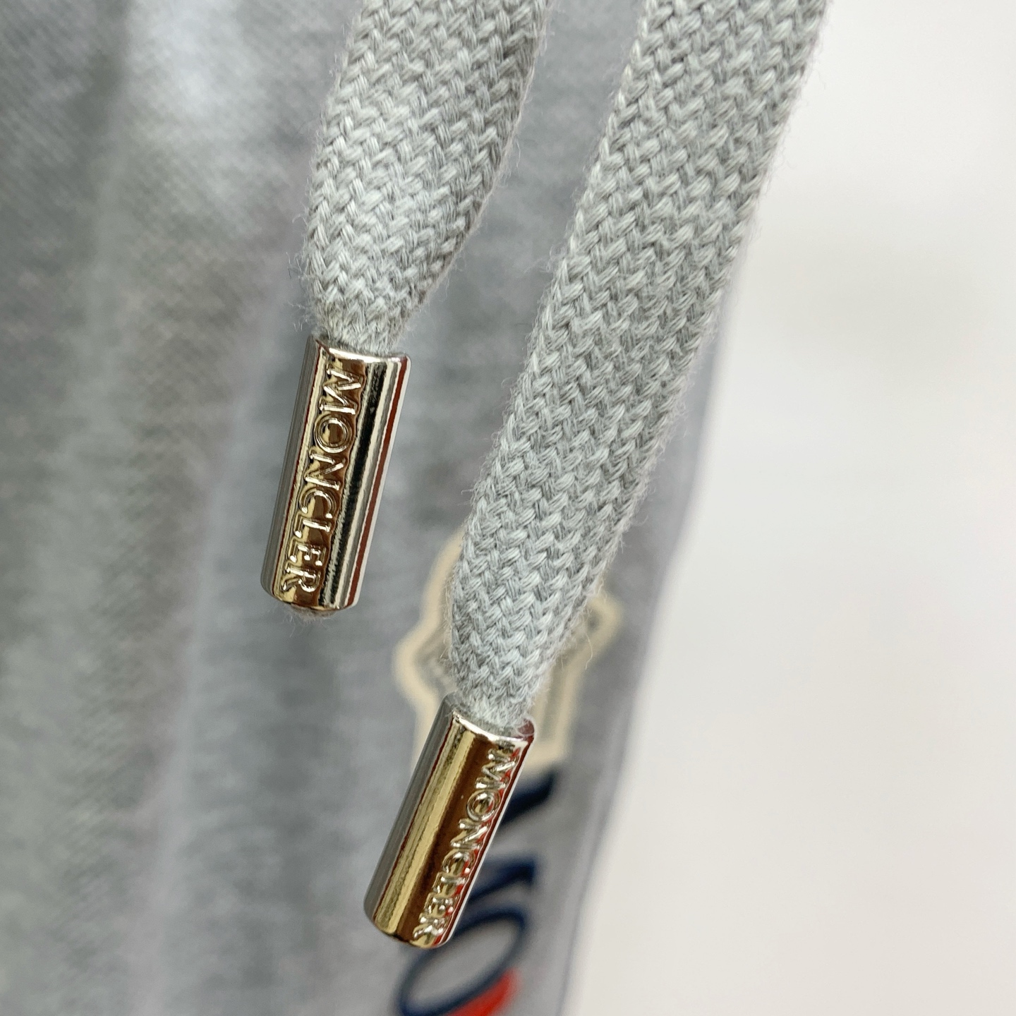 P蒙口2025春夏新款休闲短裤！官网同步发售。定制品牌经典LOGO，定制面料，舒适度极好，手触感强烈。辨