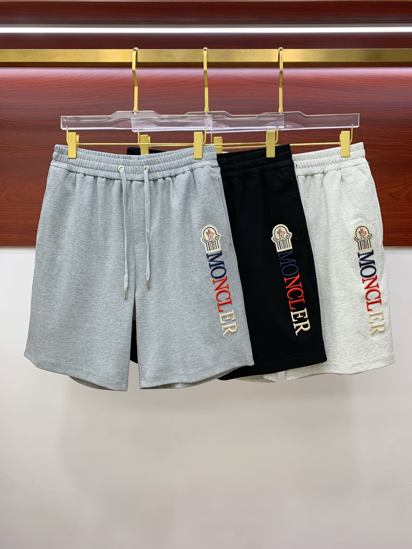 NO:455468,New casual shorts for 2025 spring and summer cover!  The official website is released simultaneously. Customized brand classic logo, customized fabric, excellent comfort, strong hand touch. Extremely recognizable, perfect quality craftsmanship. Size M-3XL, Moncler, shorts, alexander wang19860909蒙口2025春夏新款休闲短裤！官网同步发售.定制品牌经典LOGO,定制面料,舒适度极好,手触感强烈.辨识度极高,完美品相工艺. 尺码M-3XL,,Moncler,shorts,alexander wang,Men's clothing