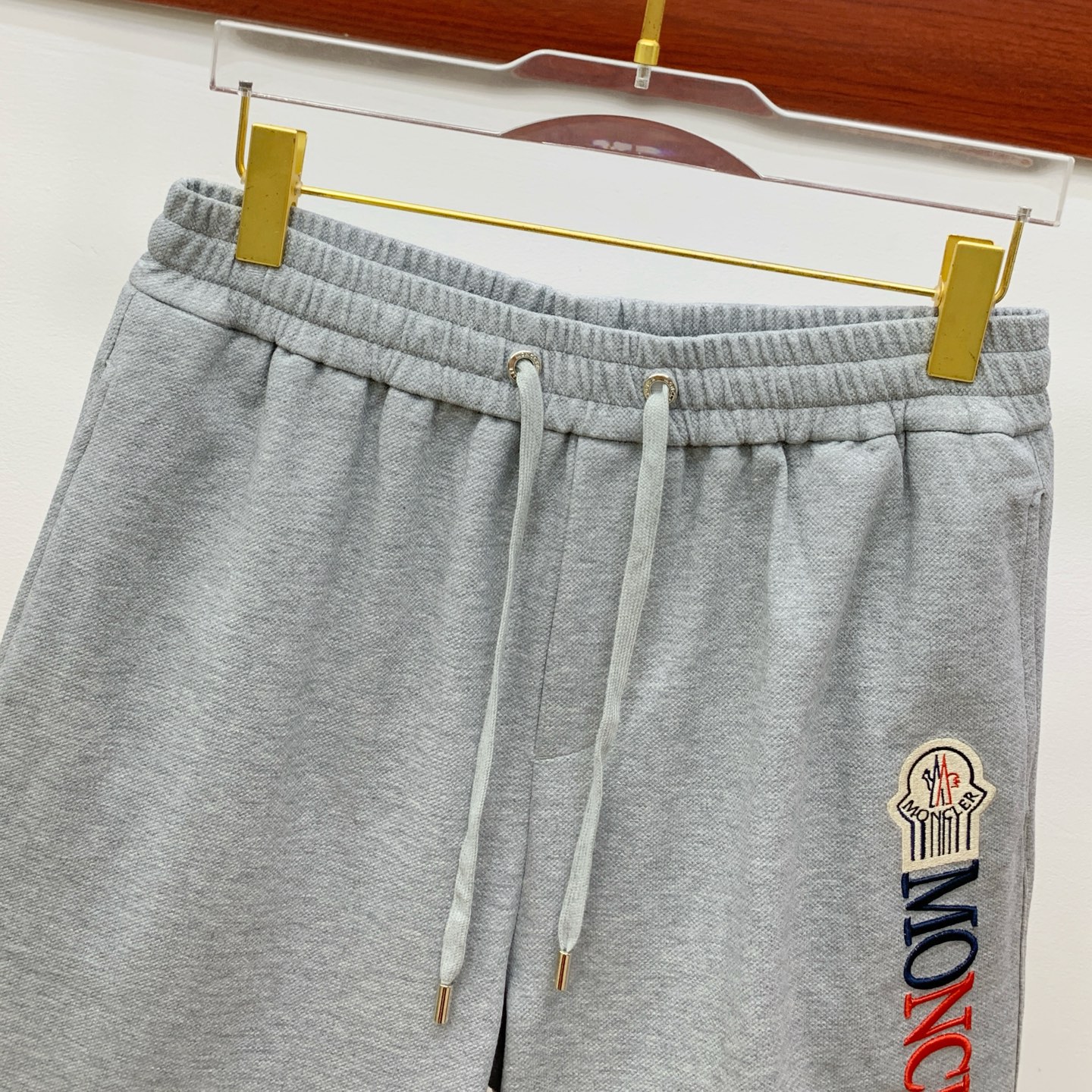 P蒙口2025春夏新款休闲短裤！官网同步发售。定制品牌经典LOGO，定制面料，舒适度极好，手触感强烈。辨