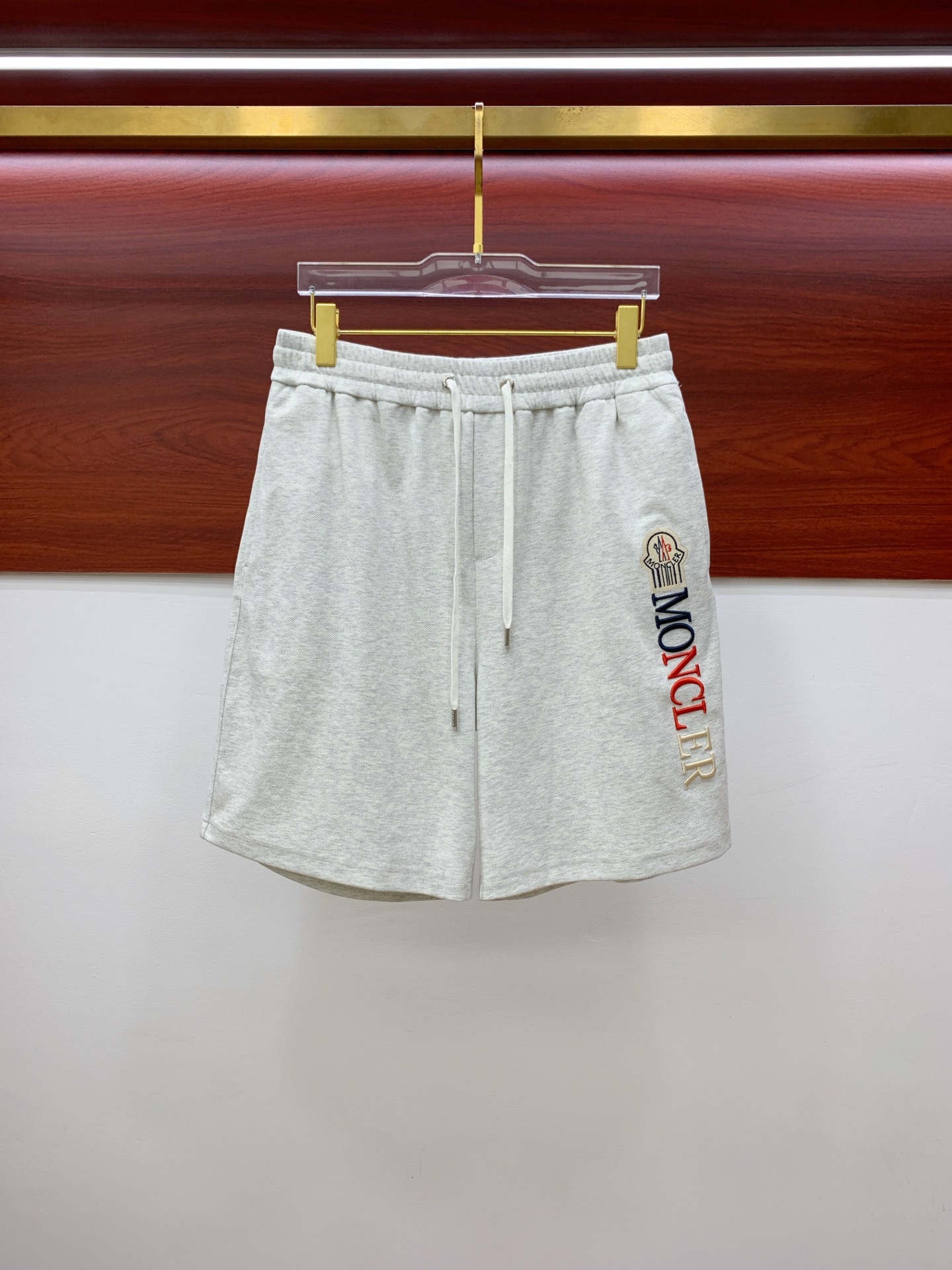 P蒙口2025春夏新款休闲短裤！官网同步发售。定制品牌经典LOGO，定制面料，舒适度极好，手触感强烈。辨