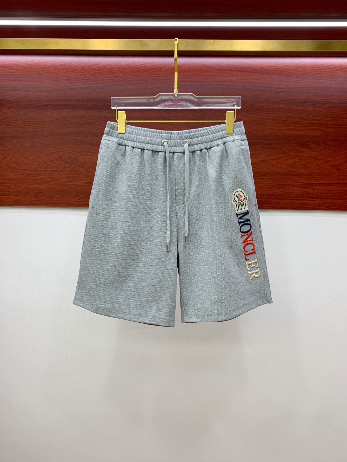P蒙口2025春夏新款休闲短裤！官网同步发售。定制品牌经典LOGO，定制面料，舒适度极好，手触感强烈。辨