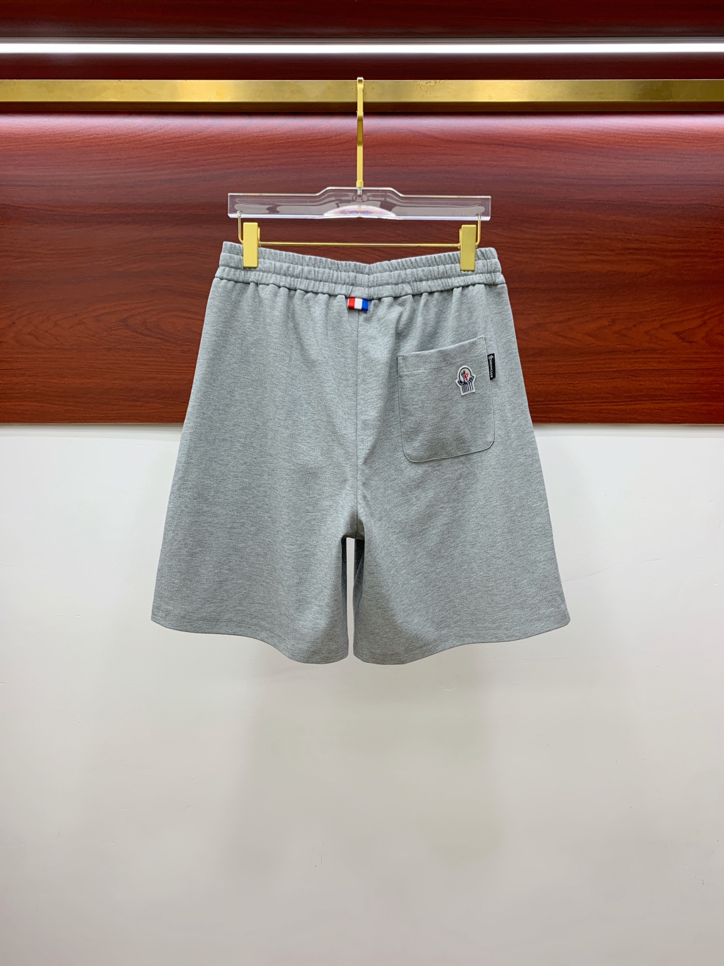 P蒙口2025春夏新款休闲短裤！官网同步发售。定制品牌经典LOGO，定制面料，舒适度极好，手触感强烈。辨