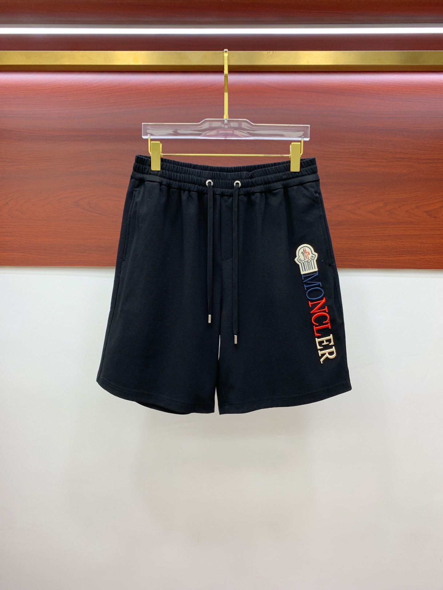 P蒙口2025春夏新款休闲短裤！官网同步发售。定制品牌经典LOGO，定制面料，舒适度极好，手触感强烈。辨