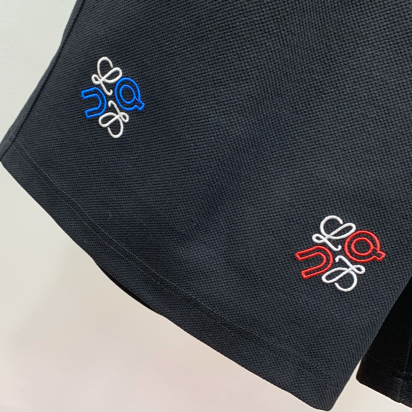 P罗意威2025春夏新款休闲短裤！官网同步发售。定制品牌经典LOGO，定制面料，舒适度极好，手触感强烈。