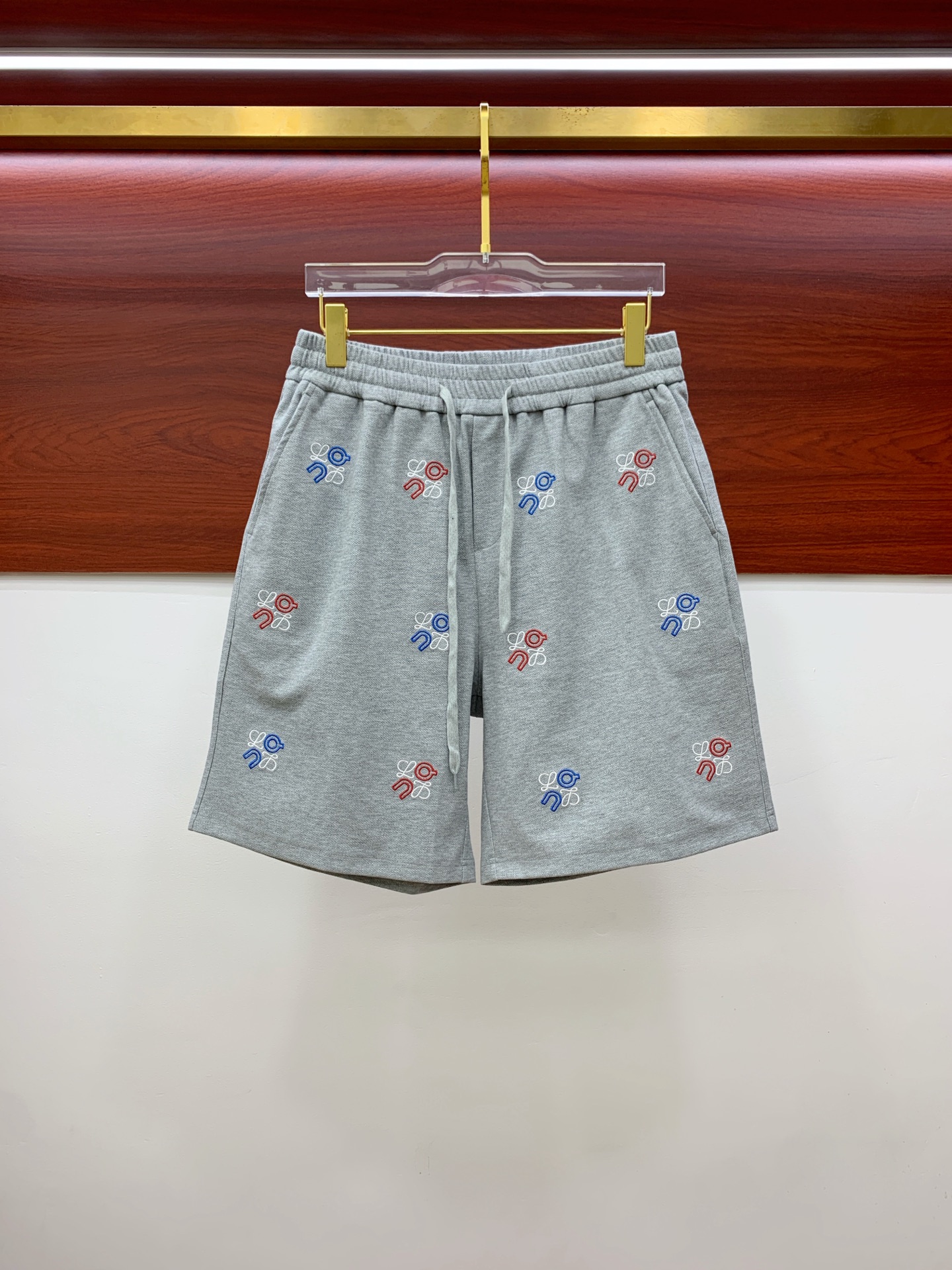 P罗意威2025春夏新款休闲短裤！官网同步发售。定制品牌经典LOGO，定制面料，舒适度极好，手触感强烈。