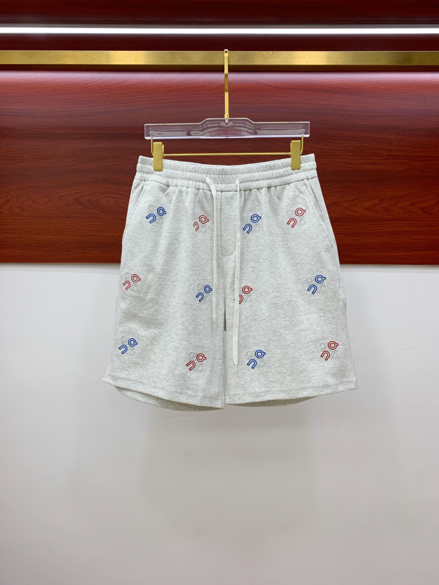 P罗意威2025春夏新款休闲短裤！官网同步发售。定制品牌经典LOGO，定制面料，舒适度极好，手触感强烈。