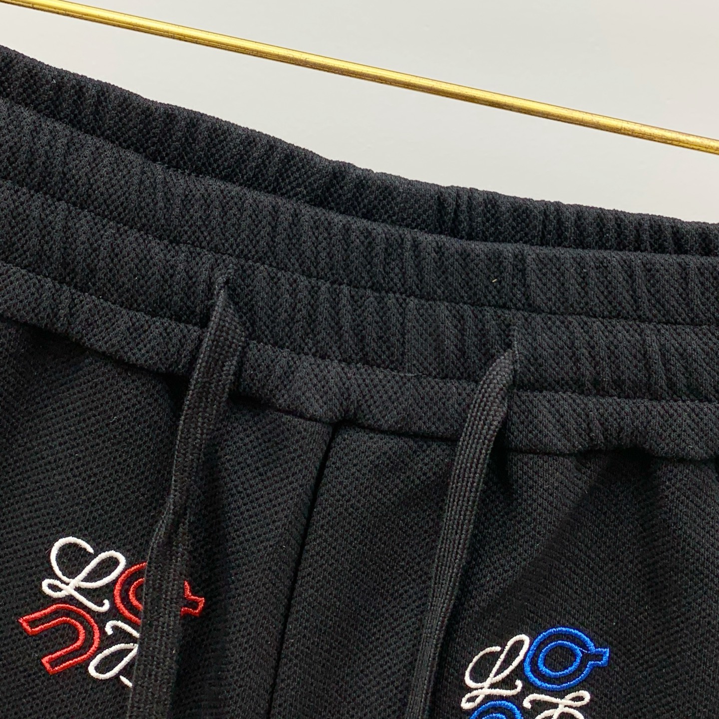 P罗意威2025春夏新款休闲短裤！官网同步发售。定制品牌经典LOGO，定制面料，舒适度极好，手触感强烈。