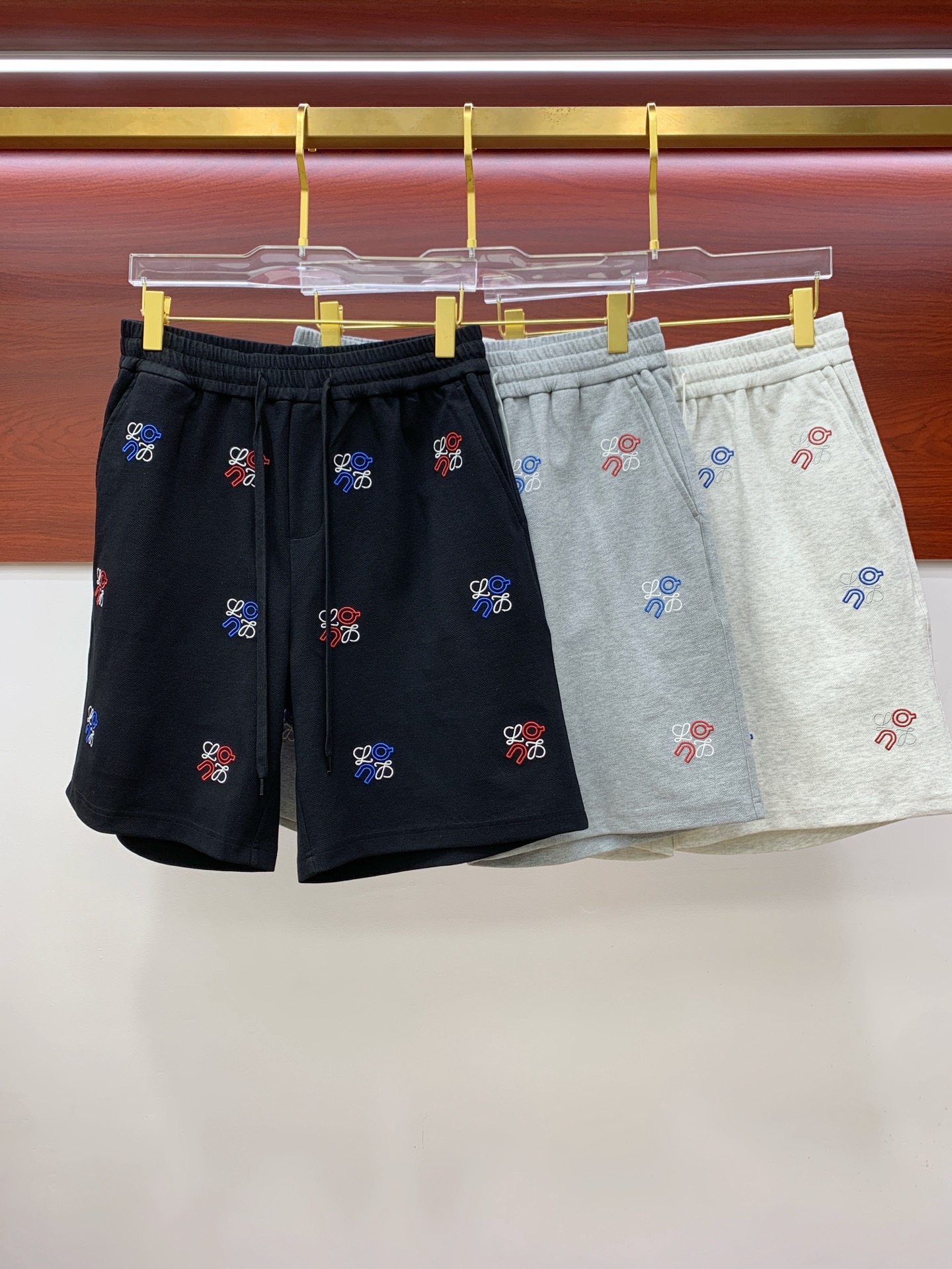 NO:455472,Luo Yiwei's new spring and summer 2025 casual shorts!  The official website is released simultaneously. Customized brand classic logo, customized fabric, excellent comfort, strong hand touch. Extremely recognizable, perfect quality craftsmanship. Size M-3XL, loewe, shorts, alexander wang19860909罗意威2025春夏新款休闲短裤！官网同步发售.定制品牌经典LOGO,定制面料,舒适度极好,手触感强烈.辨识度极高,完美品相工艺. 尺码M-3XL,,loewe,shorts,alexander wang,Men's clothing