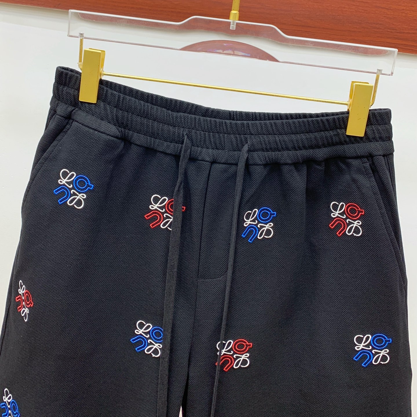 P罗意威2025春夏新款休闲短裤！官网同步发售。定制品牌经典LOGO，定制面料，舒适度极好，手触感强烈。