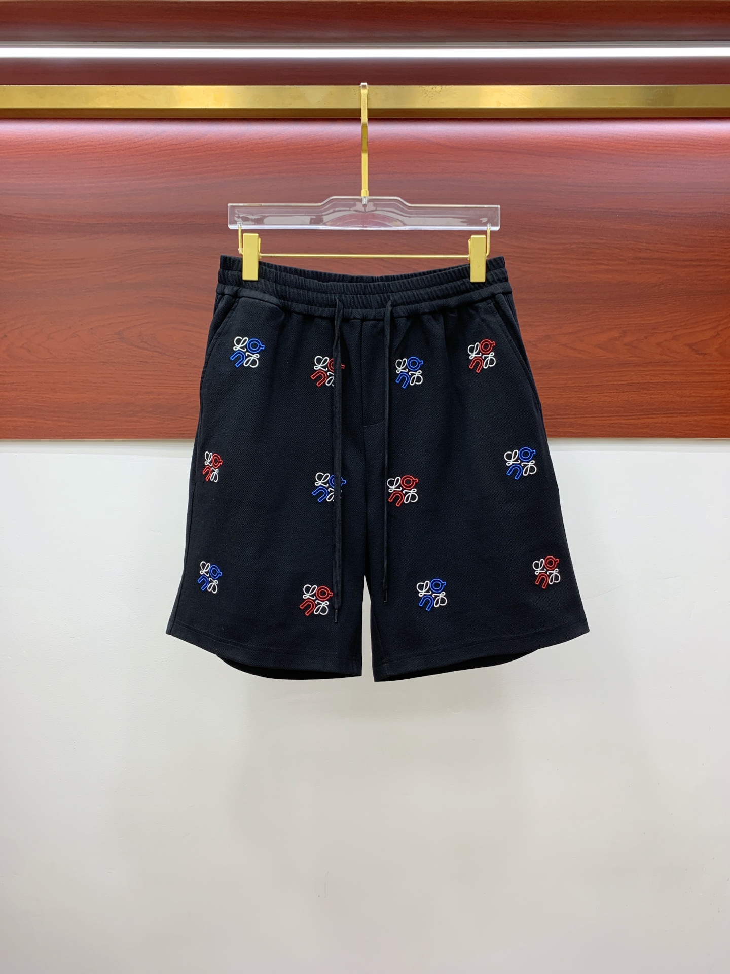 P罗意威2025春夏新款休闲短裤！官网同步发售。定制品牌经典LOGO，定制面料，舒适度极好，手触感强烈。