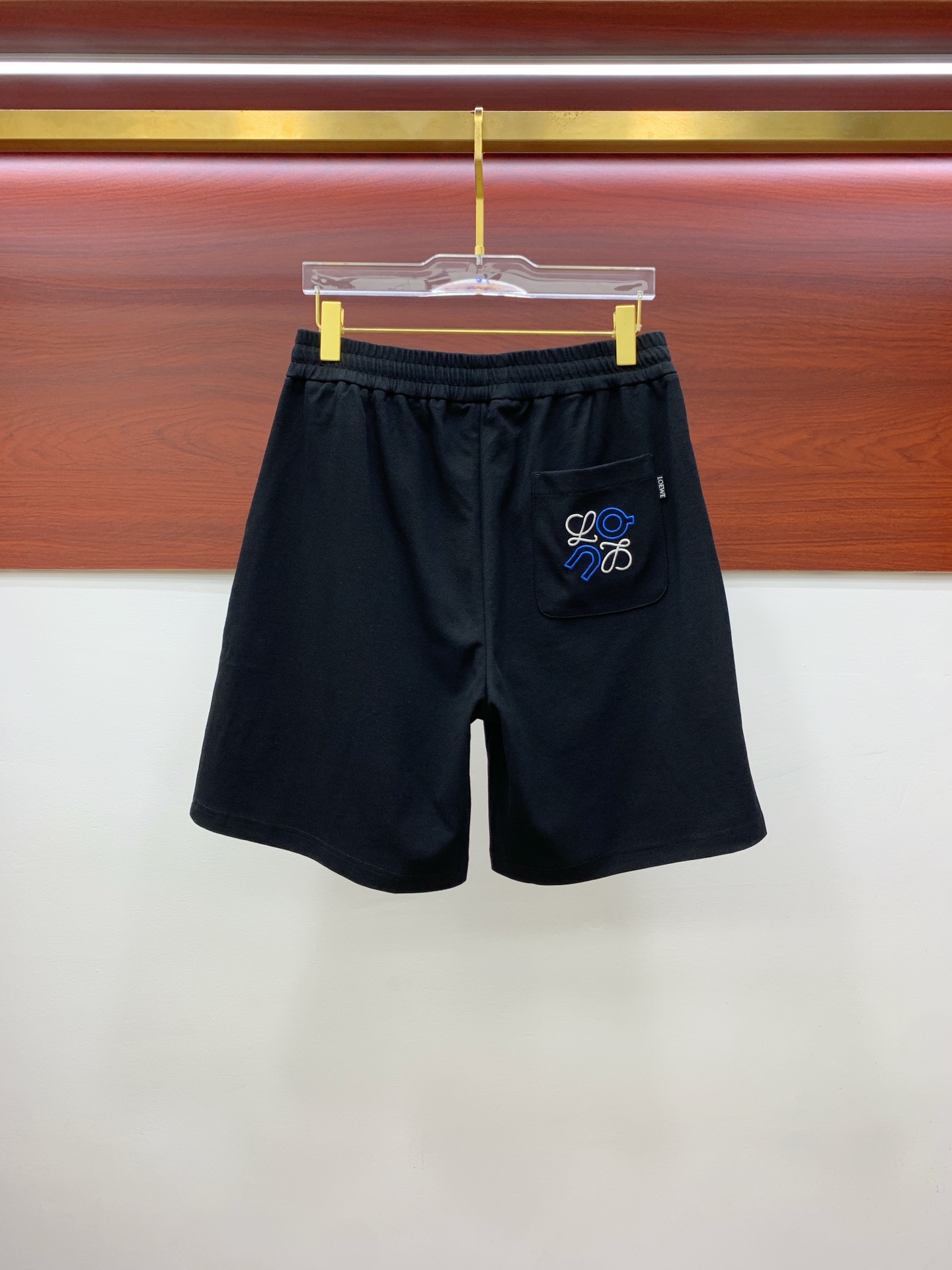 P罗意威2025春夏新款休闲短裤！官网同步发售。定制品牌经典LOGO，定制面料，舒适度极好，手触感强烈。