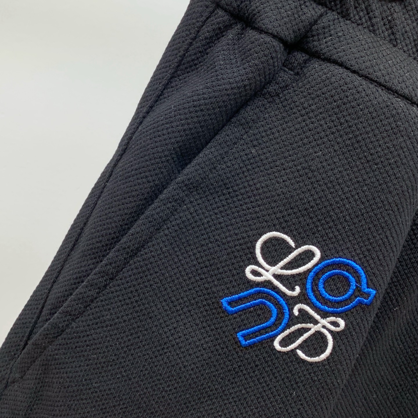 P罗意威2025春夏新款休闲短裤！官网同步发售。定制品牌经典LOGO，定制面料，舒适度极好，手触感强烈。