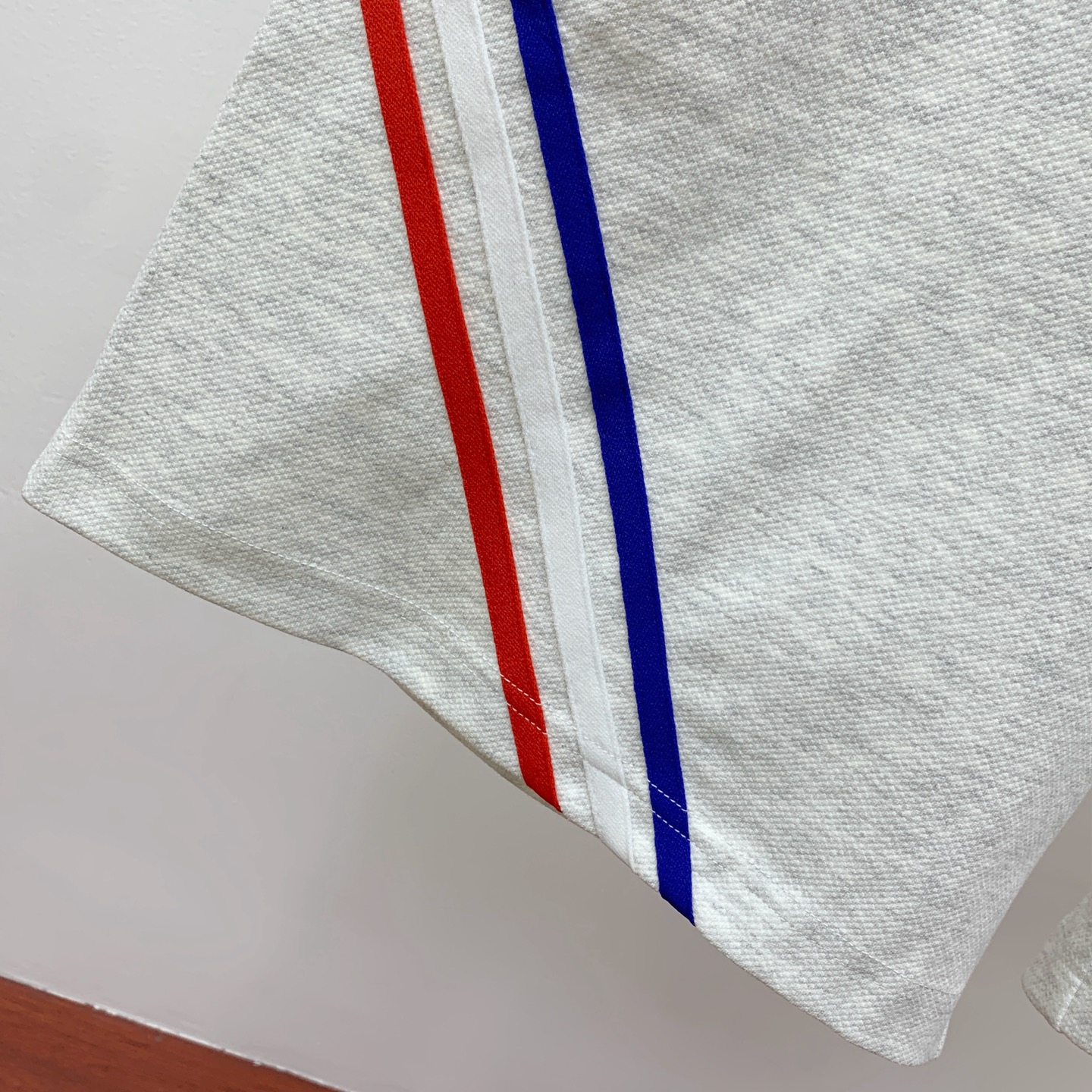 PTB2025春夏新款休闲短裤！官网同步发售。定制品牌经典LOGO，定制面料，舒适度极好，手触感强烈。辨