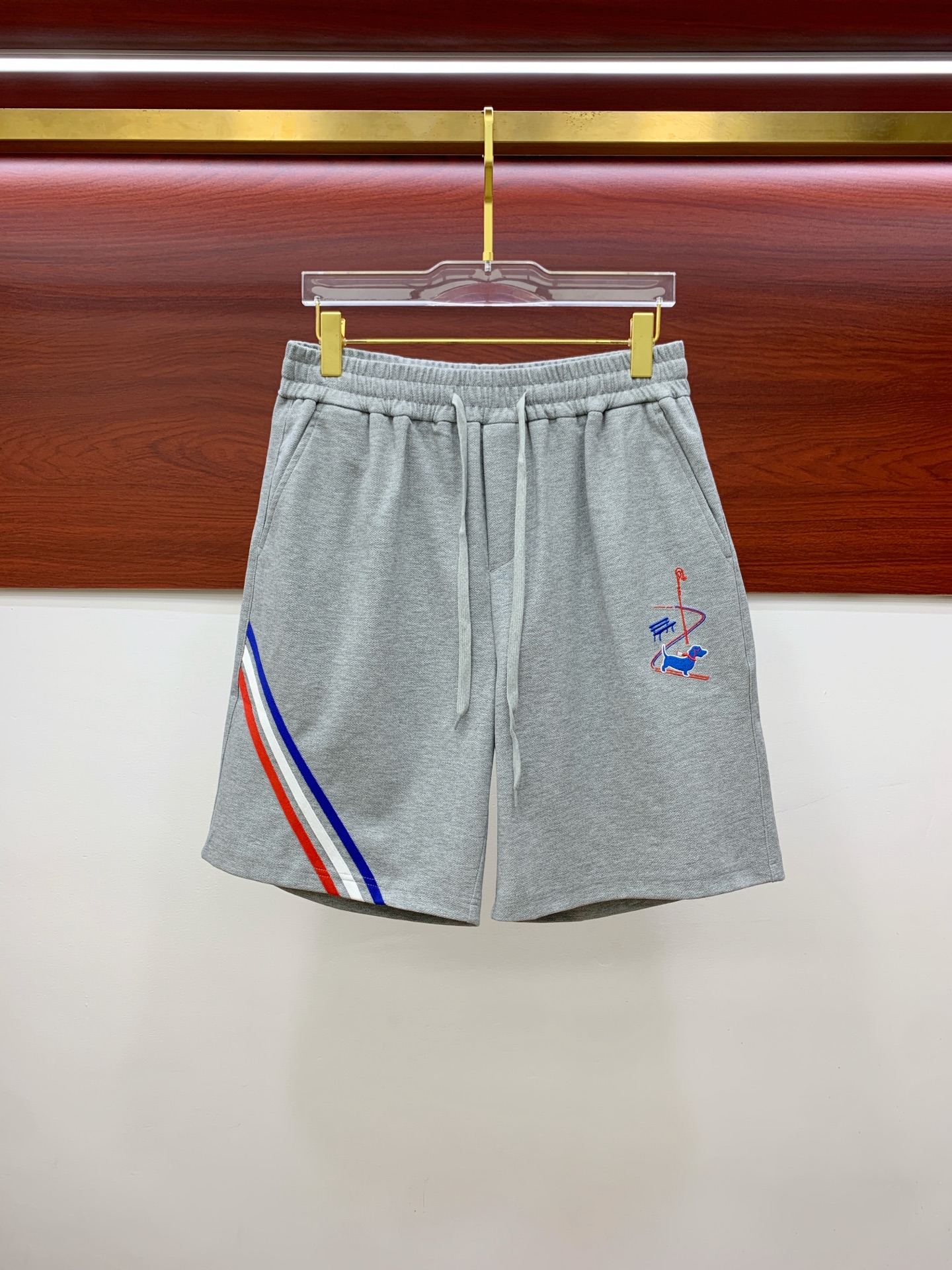 PTB2025春夏新款休闲短裤！官网同步发售。定制品牌经典LOGO，定制面料，舒适度极好，手触感强烈。辨