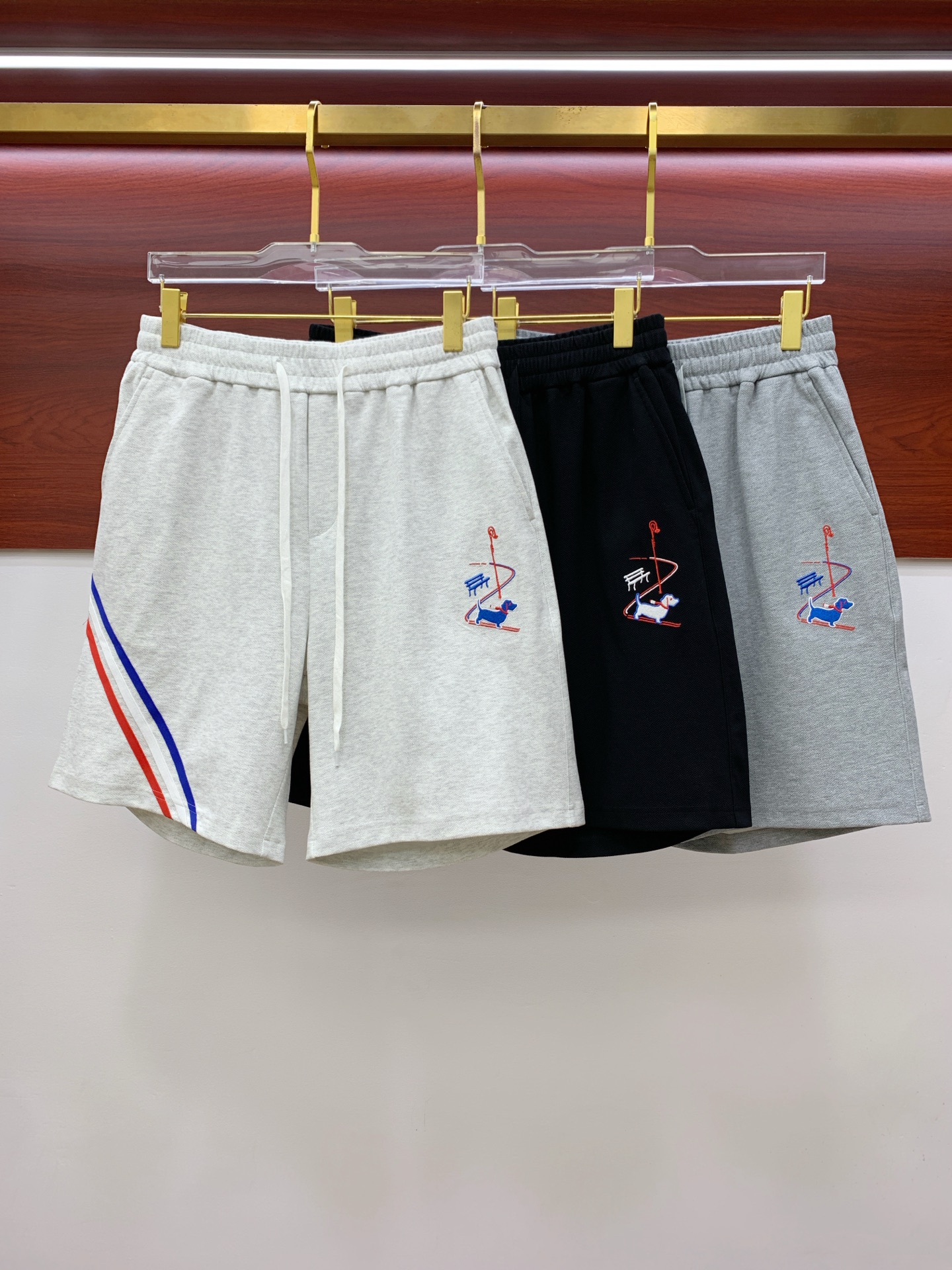 NO:455475,TB2025 spring and summer new casual shorts!  The official website is released simultaneously. Customized brand classic logo, customized fabric, excellent comfort, strong hand touch. Extremely recognizable, perfect quality craftsmanship. Size M-3XL, shorts, alexander wang19860909TB2025春夏新款休闲短裤！官网同步发售.定制品牌经典LOGO,定制面料,舒适度极好,手触感强烈.辨识度极高,完美品相工艺. 尺码M-3XL,,shorts,alexander wang,Men's clothing