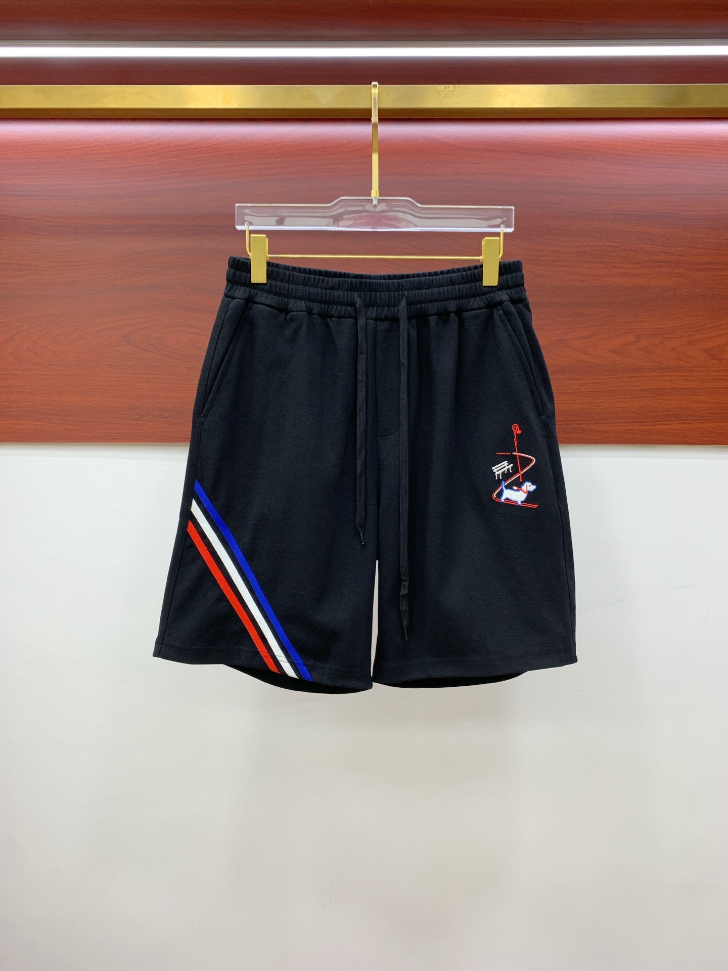 PTB2025春夏新款休闲短裤！官网同步发售。定制品牌经典LOGO，定制面料，舒适度极好，手触感强烈。辨