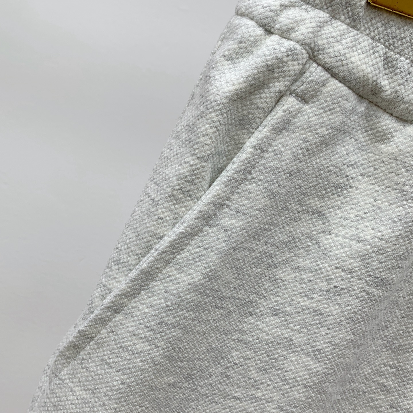 PTB2025春夏新款休闲短裤！官网同步发售。定制品牌经典LOGO，定制面料，舒适度极好，手触感强烈。辨