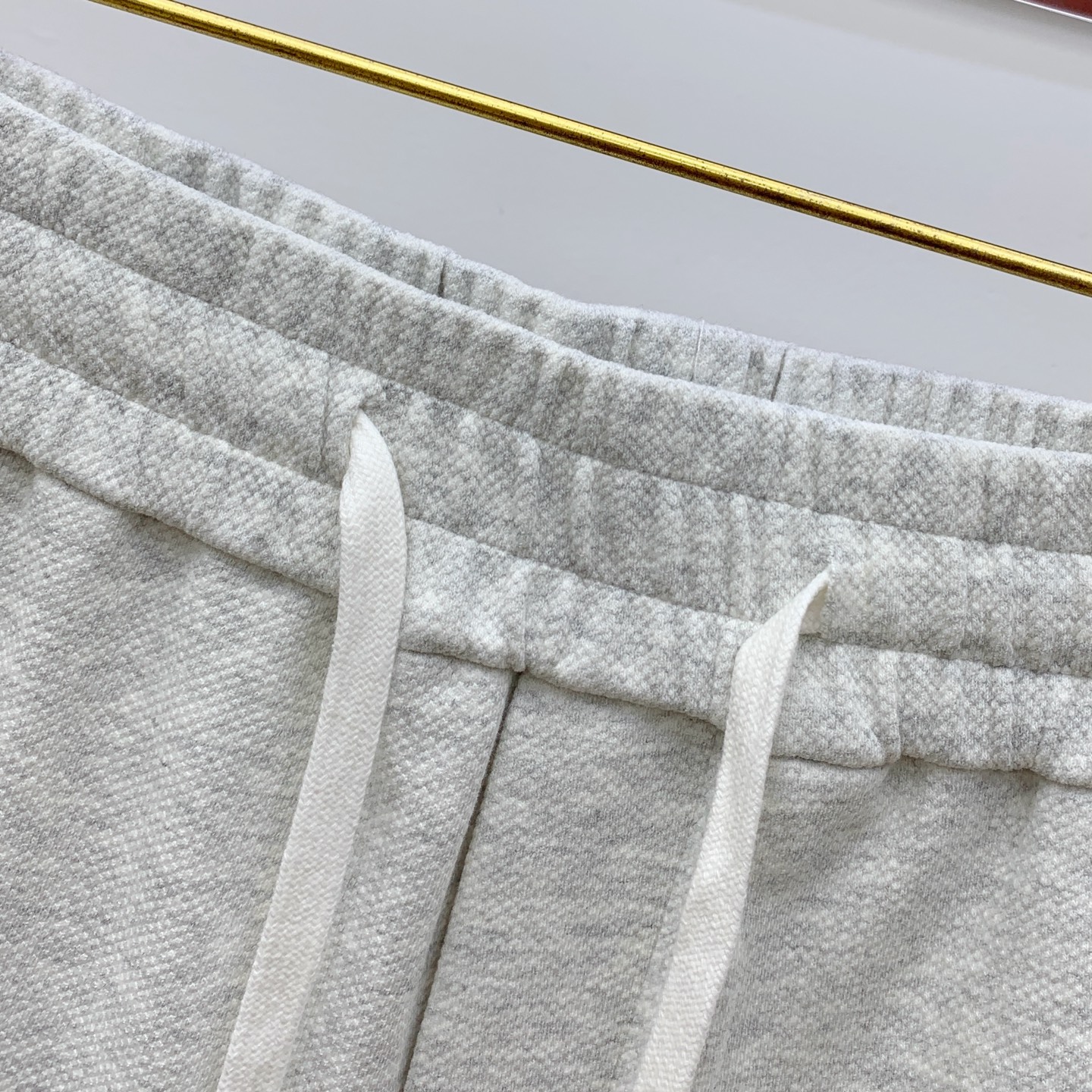 PTB2025春夏新款休闲短裤！官网同步发售。定制品牌经典LOGO，定制面料，舒适度极好，手触感强烈。辨