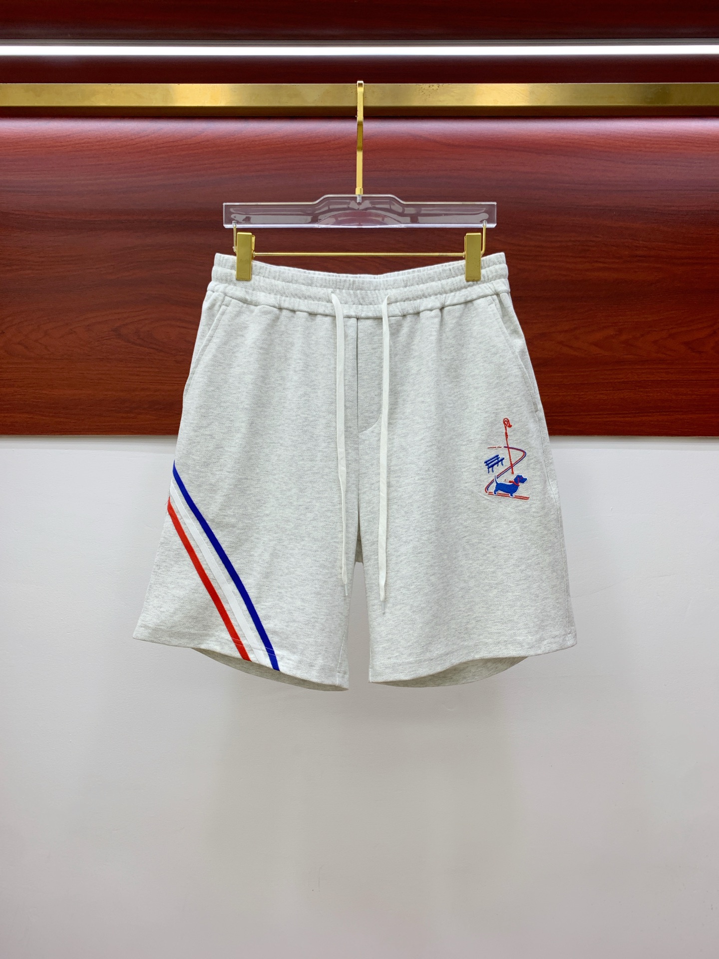 PTB2025春夏新款休闲短裤！官网同步发售。定制品牌经典LOGO，定制面料，舒适度极好，手触感强烈。辨