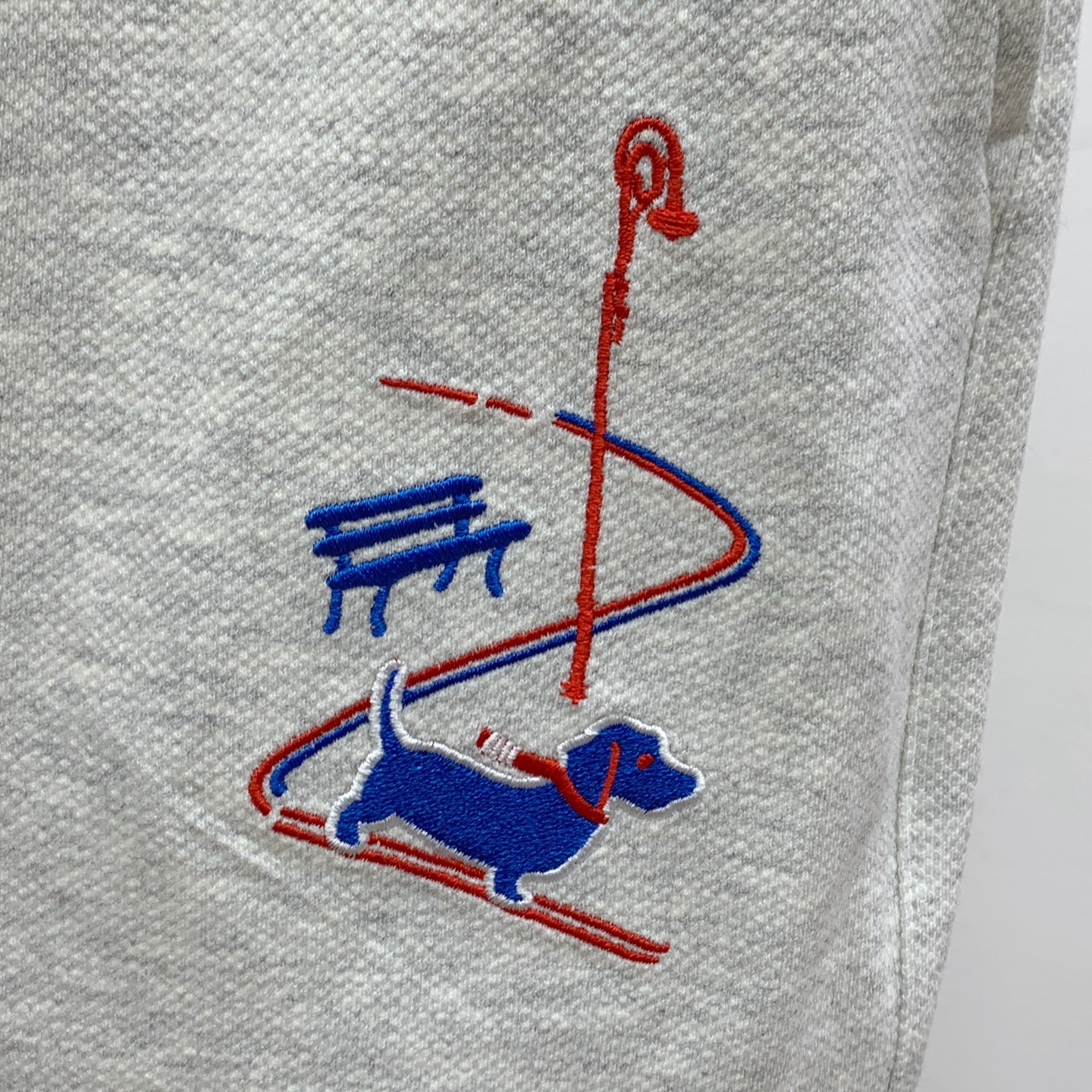 PTB2025春夏新款休闲短裤！官网同步发售。定制品牌经典LOGO，定制面料，舒适度极好，手触感强烈。辨