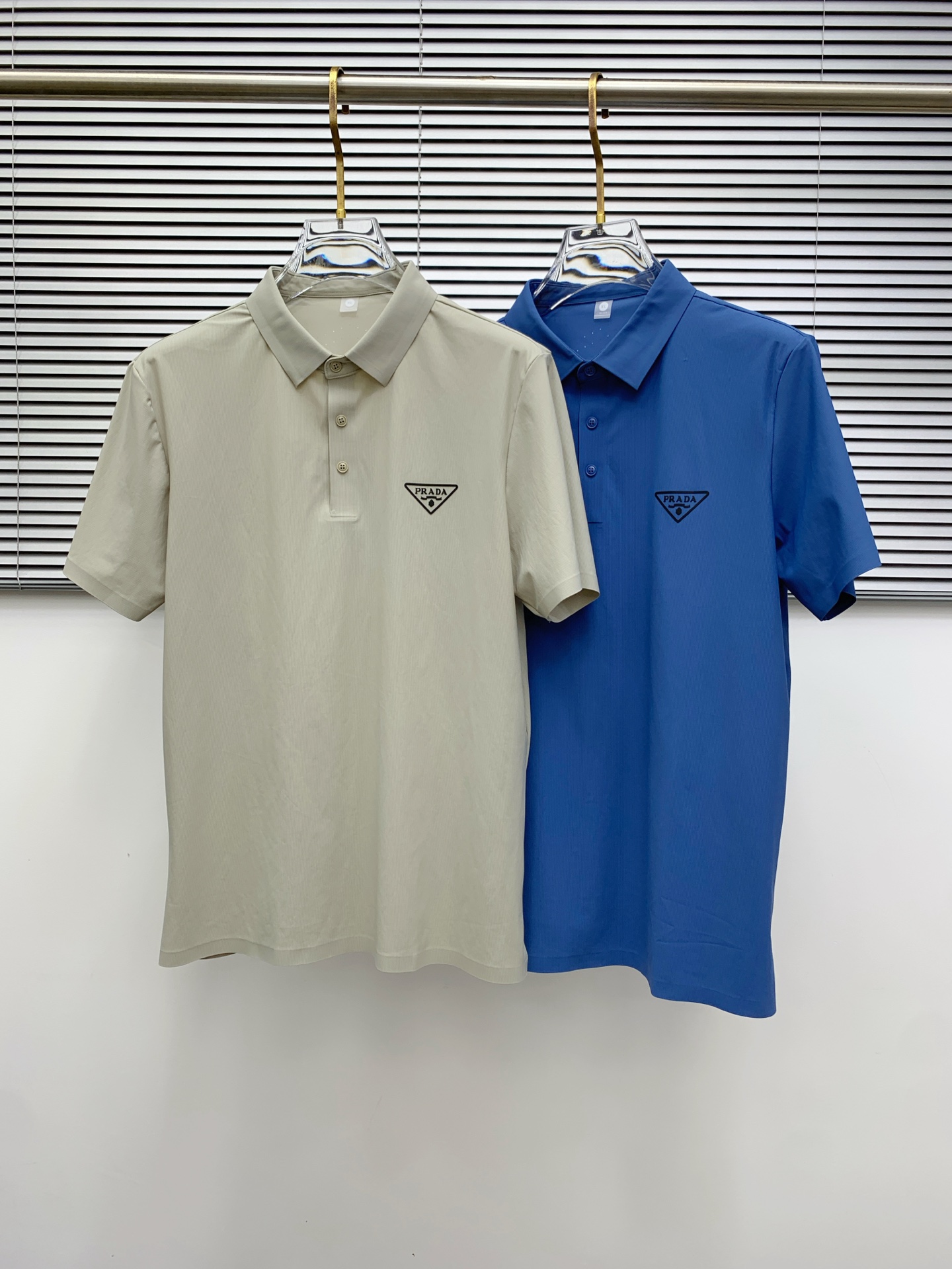 NO:468689,Ss Prada pure cotton latest fabric classic logo pattern logo fashionable simple trendy short sleeves, top quality counter original single short sleeves, top production craft imported fabrics, unique design of counter style, using imported high-end customized fabrics. The official website is on sale!  Excellent fabric pattern..M-4XL, prada, T-shirt, alexander wang19860909ss普拉达纯棉最新面料经典标识图案logo时尚简约潮流短袖,最顶级的品质专柜原单短袖,顶级制作工艺进口面料,专柜款独特设计,采用进口高端订制面料.官网在售！面料版型超赞 码数..M-4XL,,prada,T-shirt,alexander wang,Men's clothing